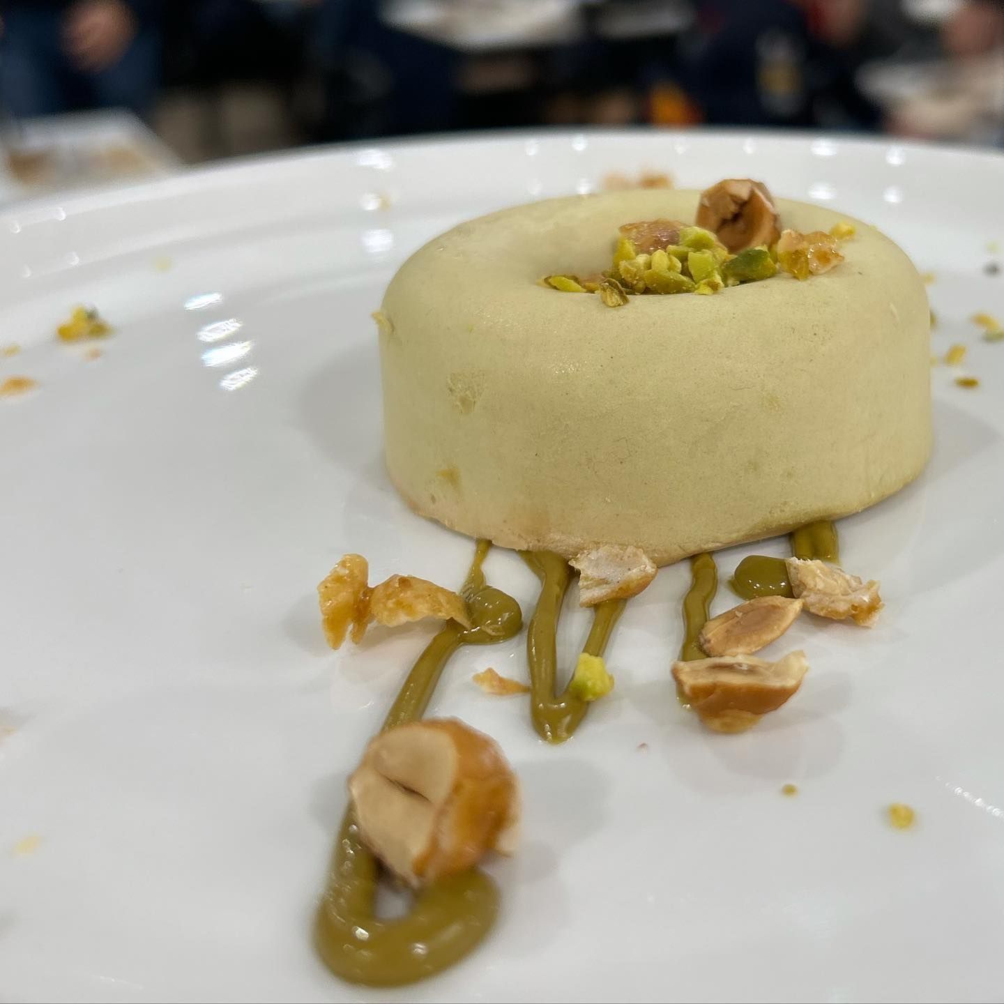 Un piatto bianco sormontato da un dessert e noci