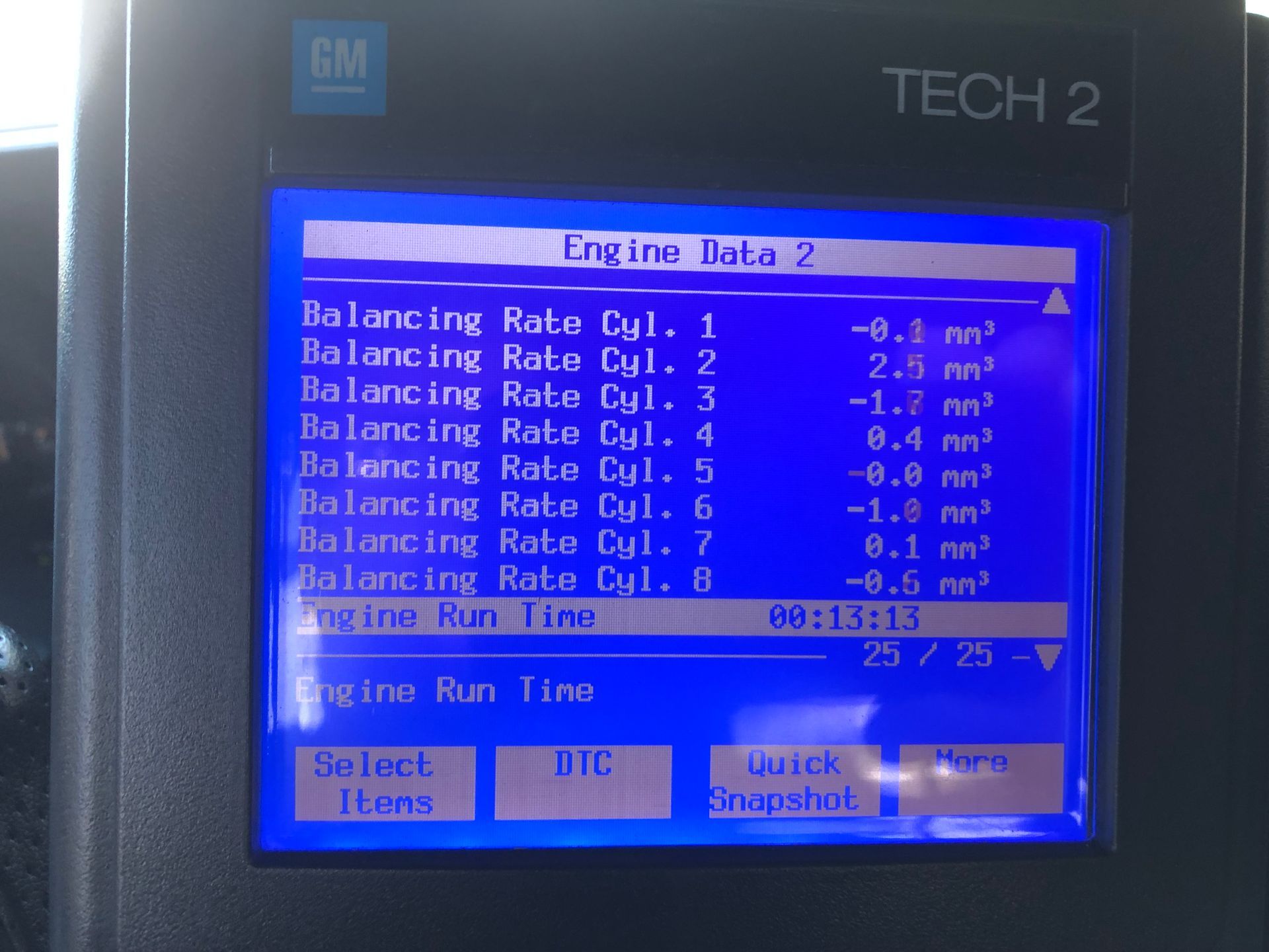 A gm tech 2 monitor displays the engine data