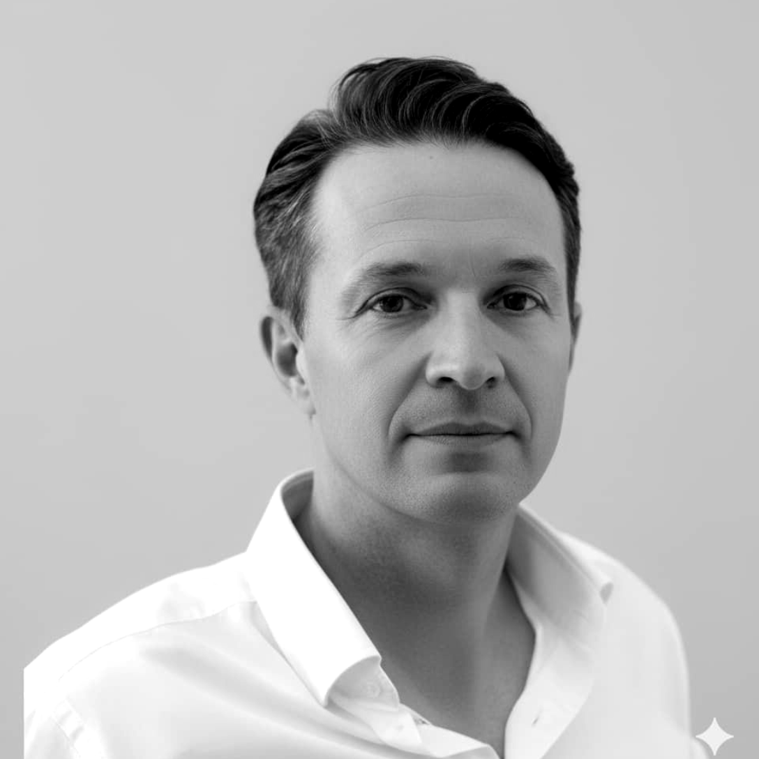 Professional headshot of Tom Whitburn, an expert Biology tutor recommended by Simply Chemistry.