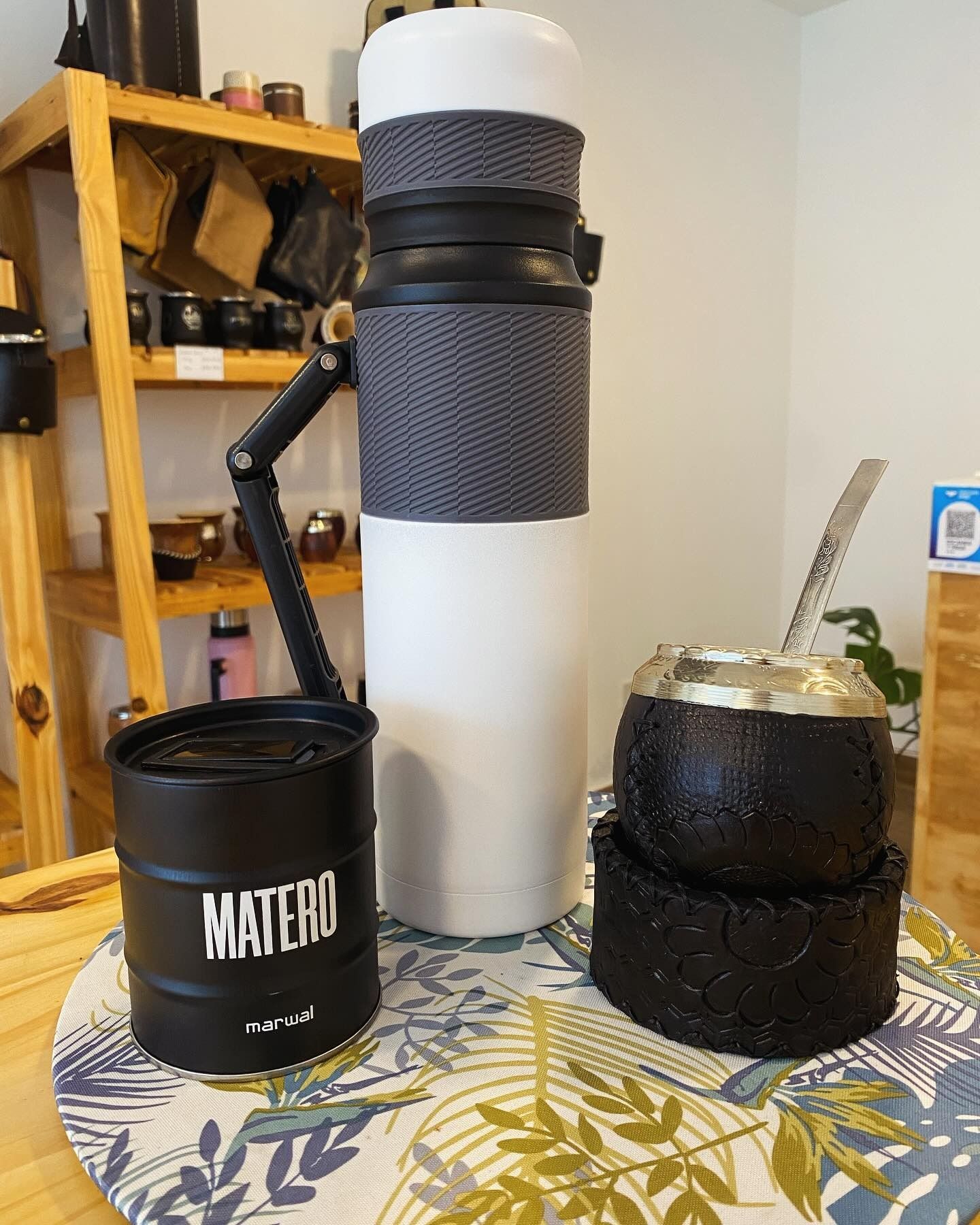 Juego de mate: termo negro, calabaza y recipiente con la palabra