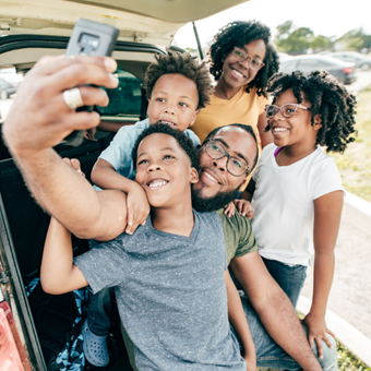 A family of 5 taking a selfie together