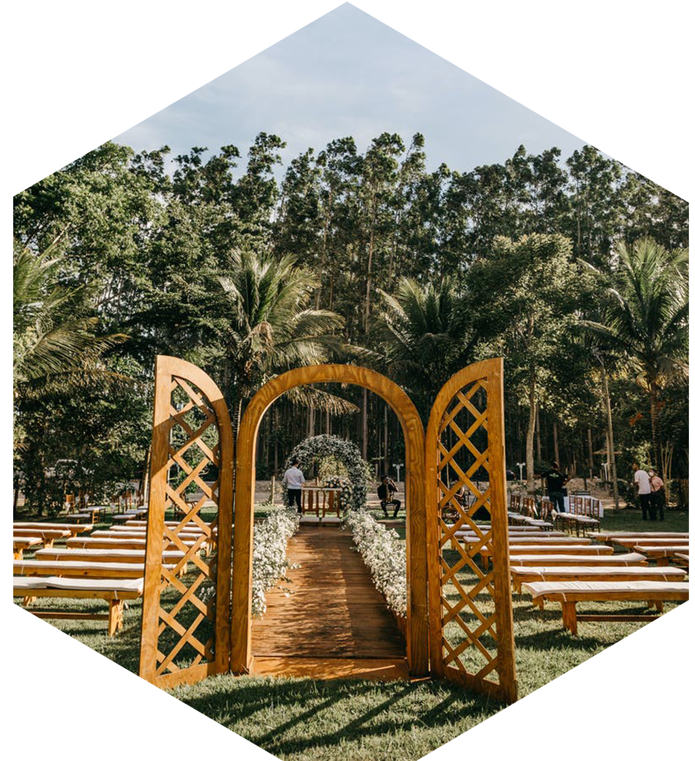 classic-arbor-and-benches-placed-in-lush-park-fro-wedding