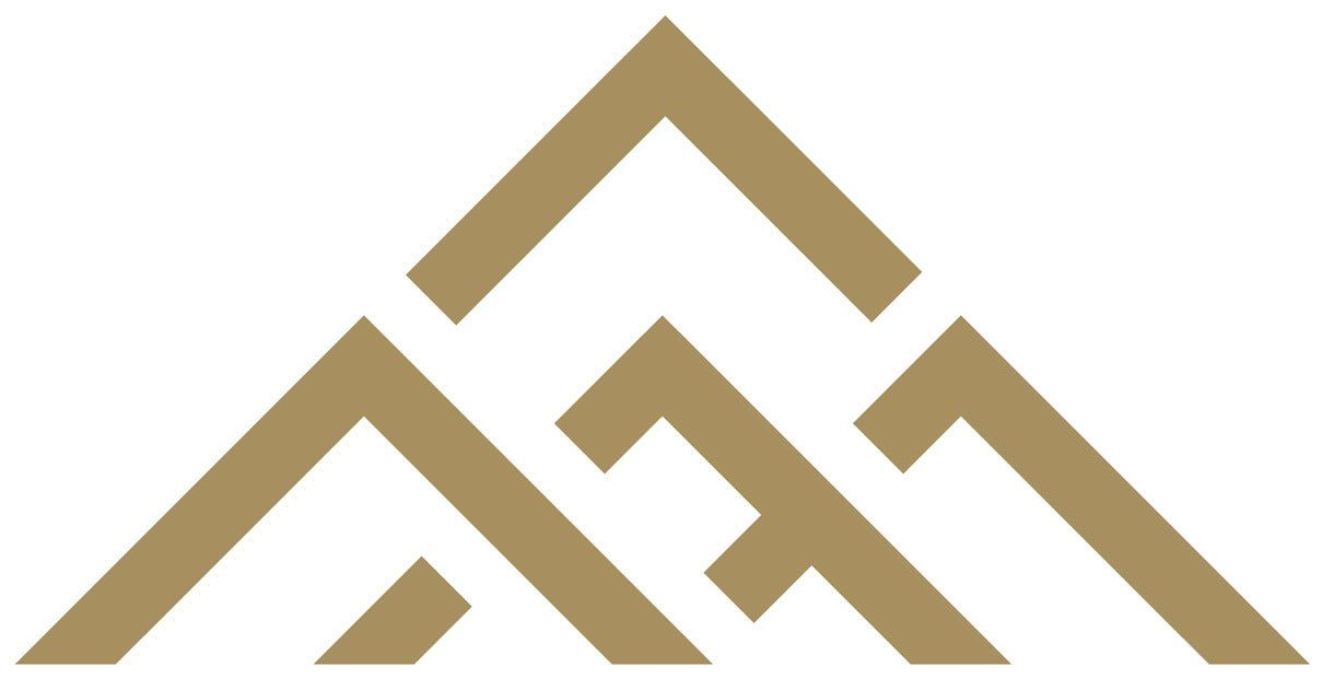Een logo van een berg gemaakt van driehoeken op een witte achtergrond.
