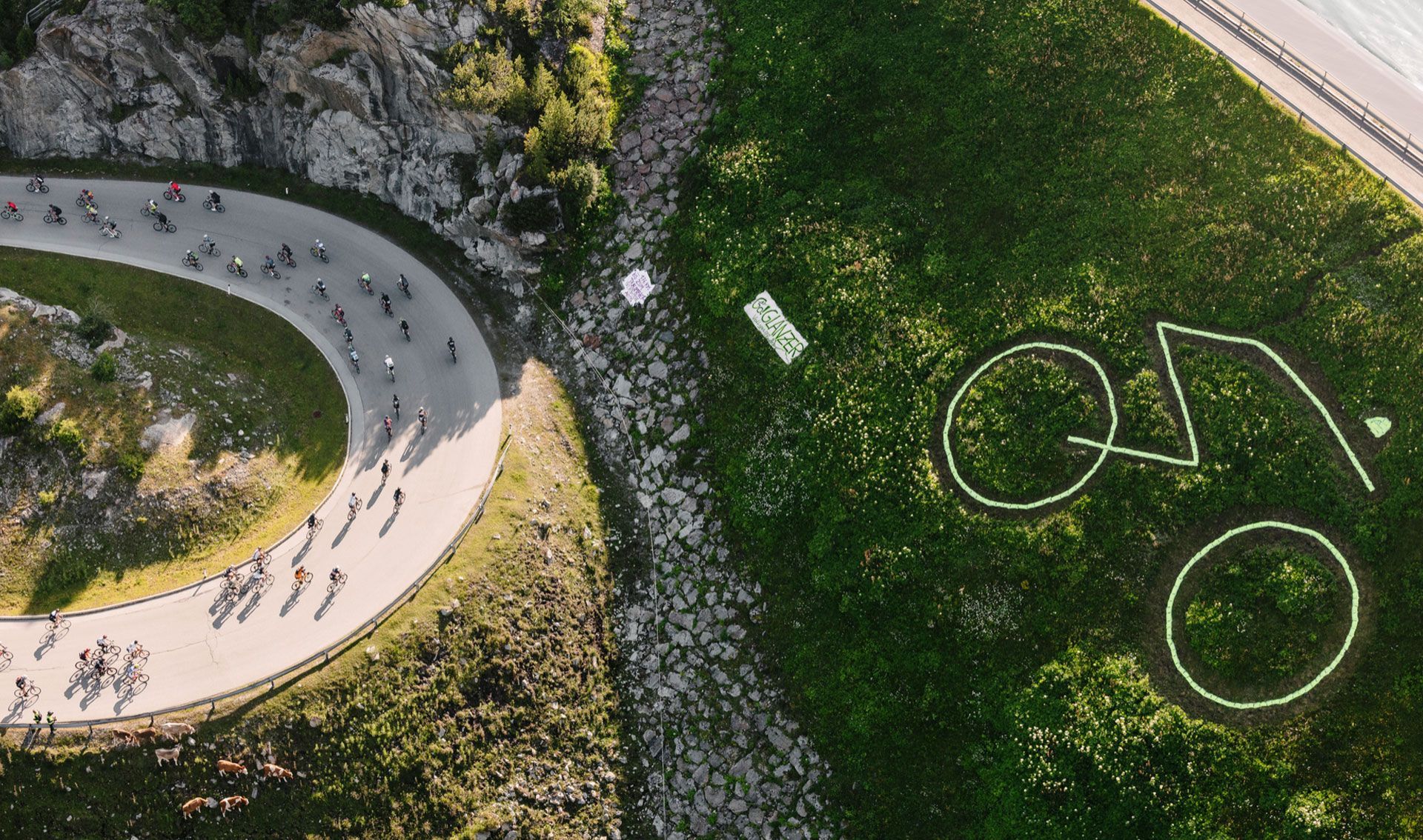 Een luchtfoto van mensen die fietsen over een weg