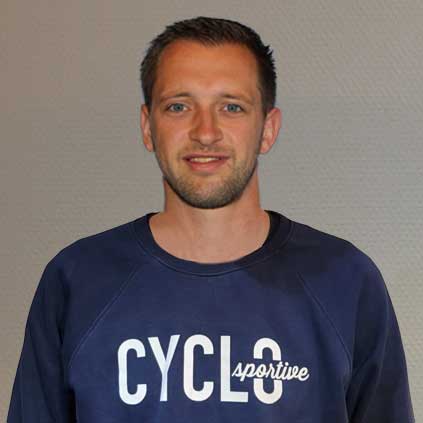 Een man draagt ​​een blauw sweatshirt met het woord cyclus erop.