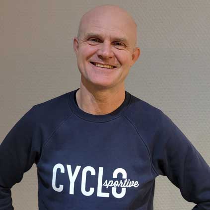 Een kale man draagt ​​een blauw sweatshirt met het woord cyclus erop.