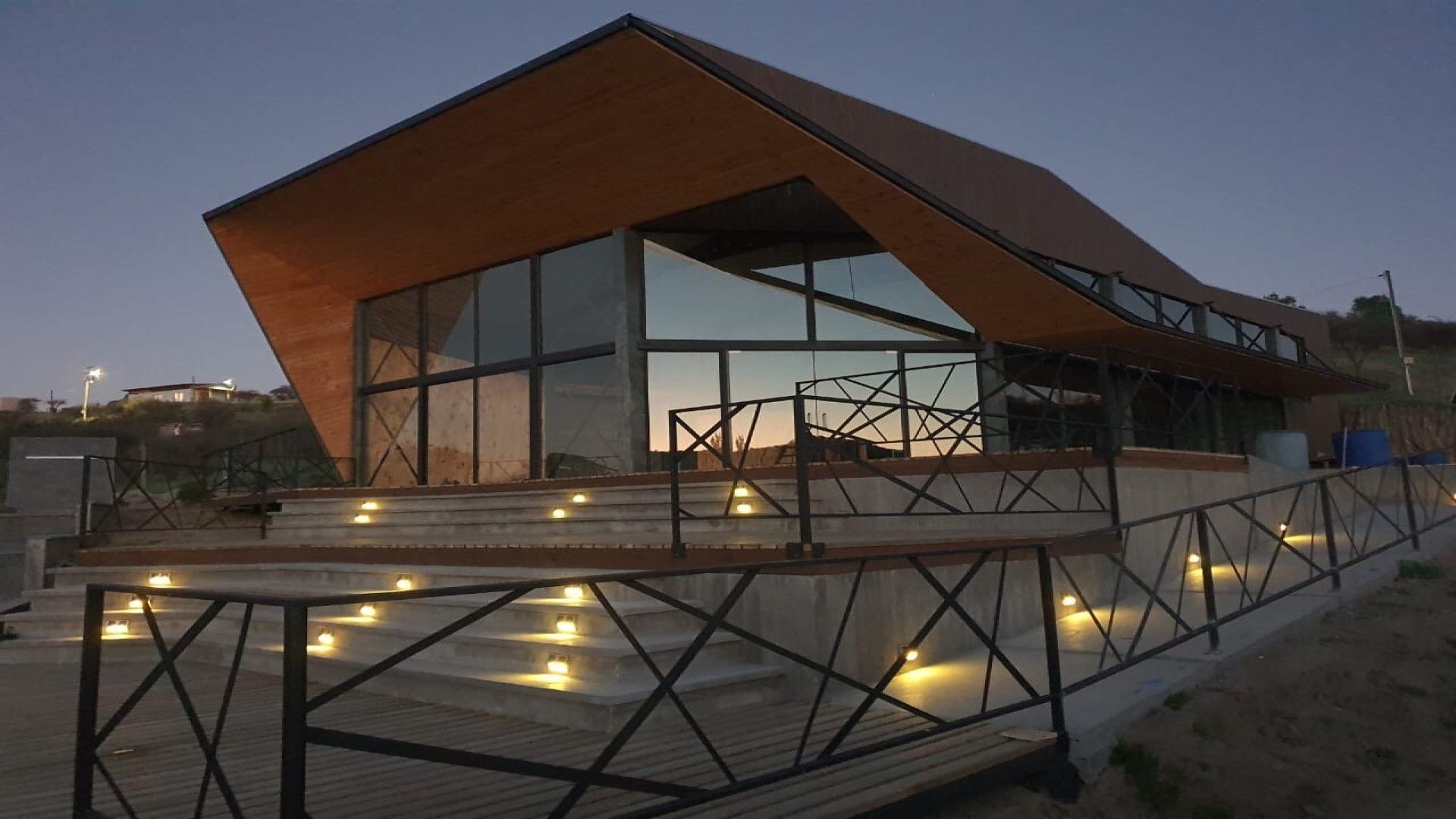 Un edificio grande con muchas ventanas y escaleras.