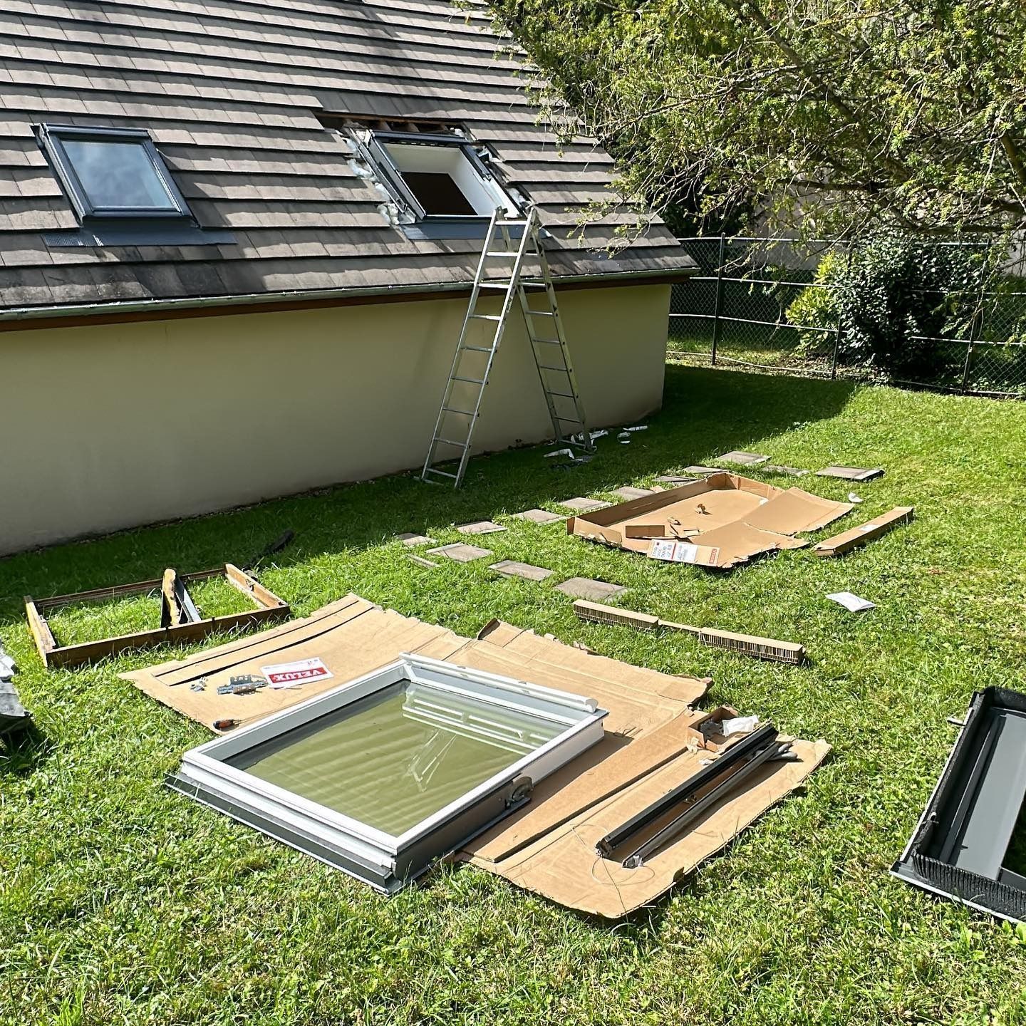 Une personne fixe un écran de télévision jaune saturé de parasites, les bras posés dessus.