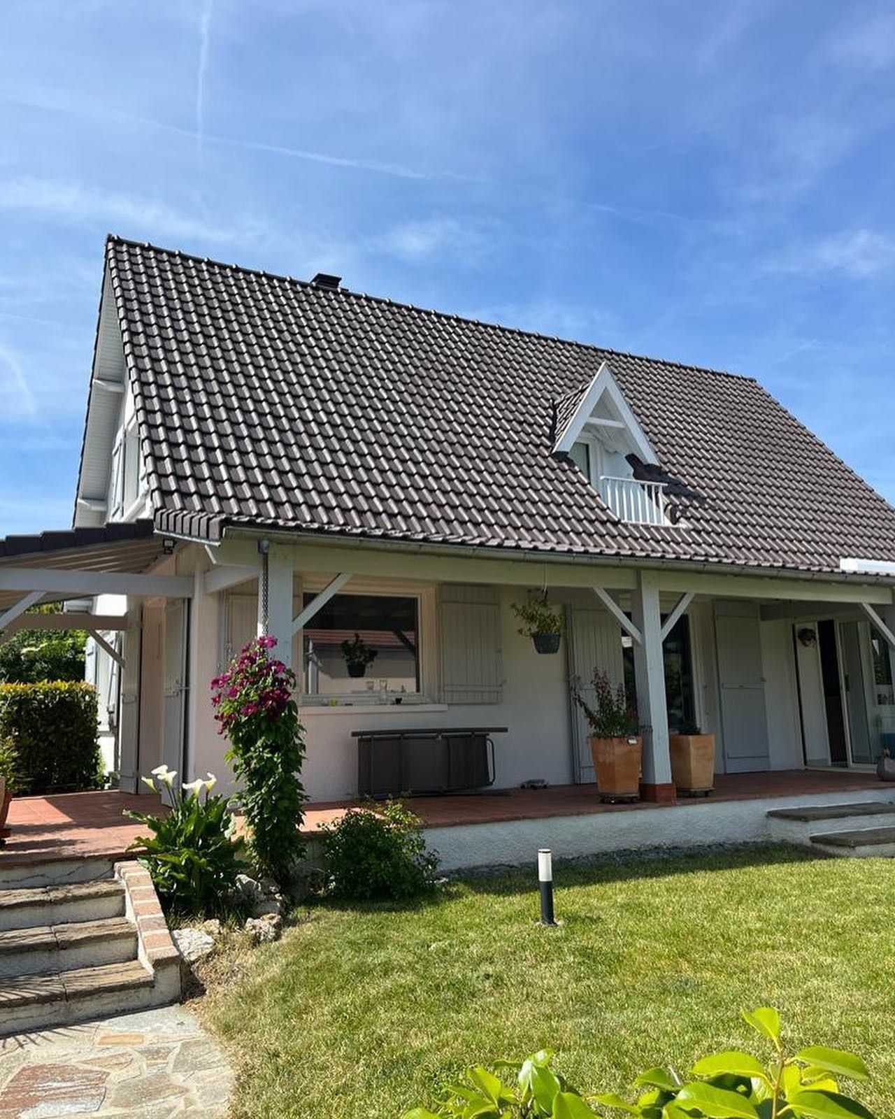 Balle de tennis et raquette sur un court en terre battue, projetant une ombre.