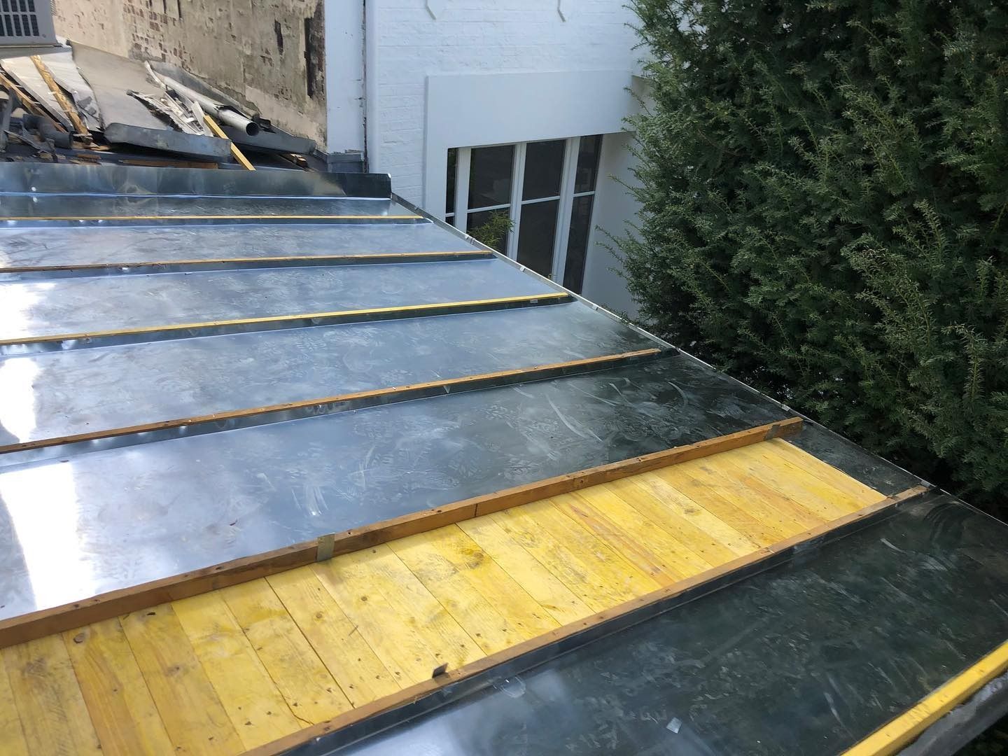 Une personne fixe un écran de télévision jaune saturé de parasites, les bras posés dessus.