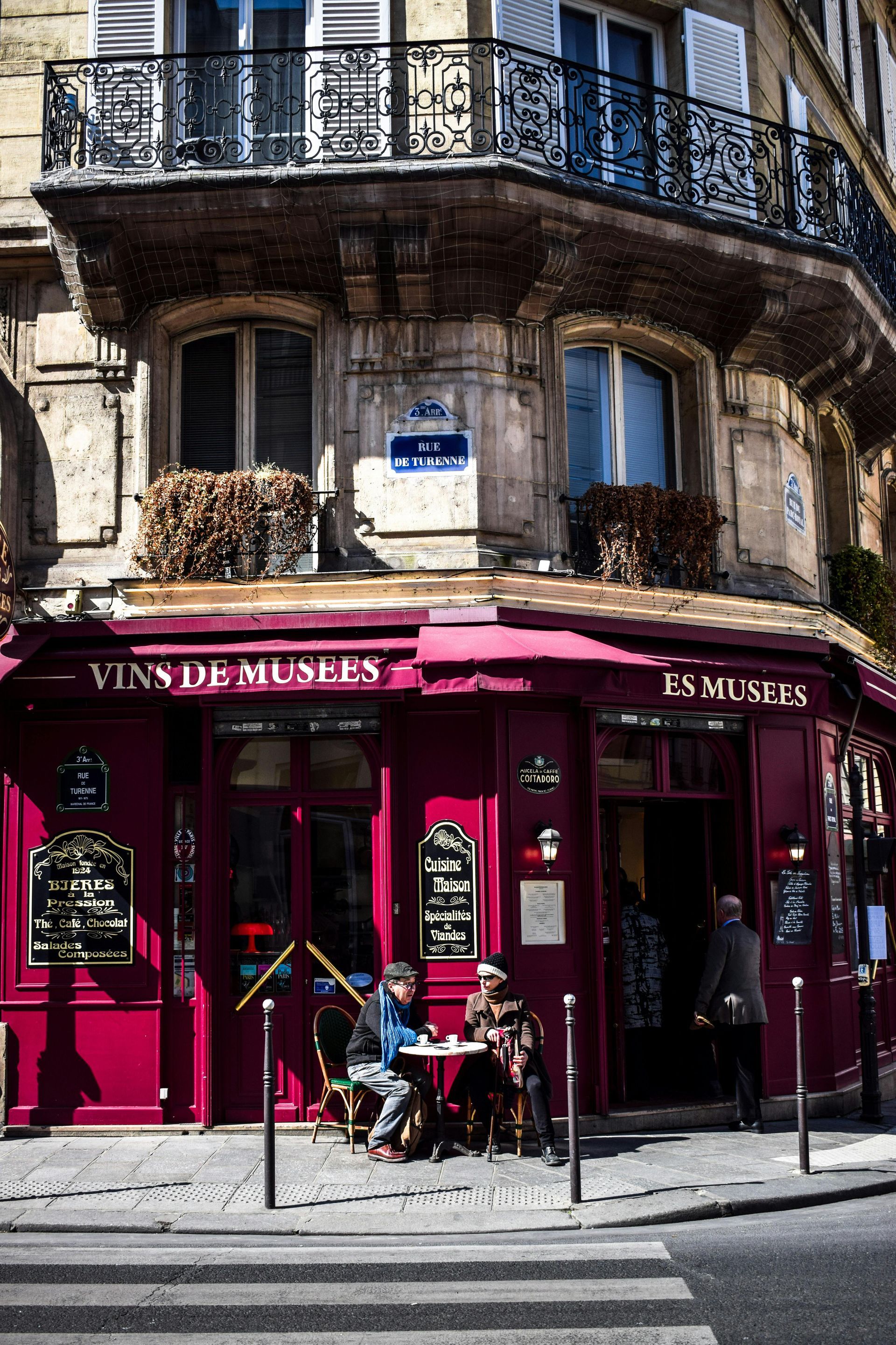 Un café parisien rouge avec terrasse dans le 13 eme arrondissement.