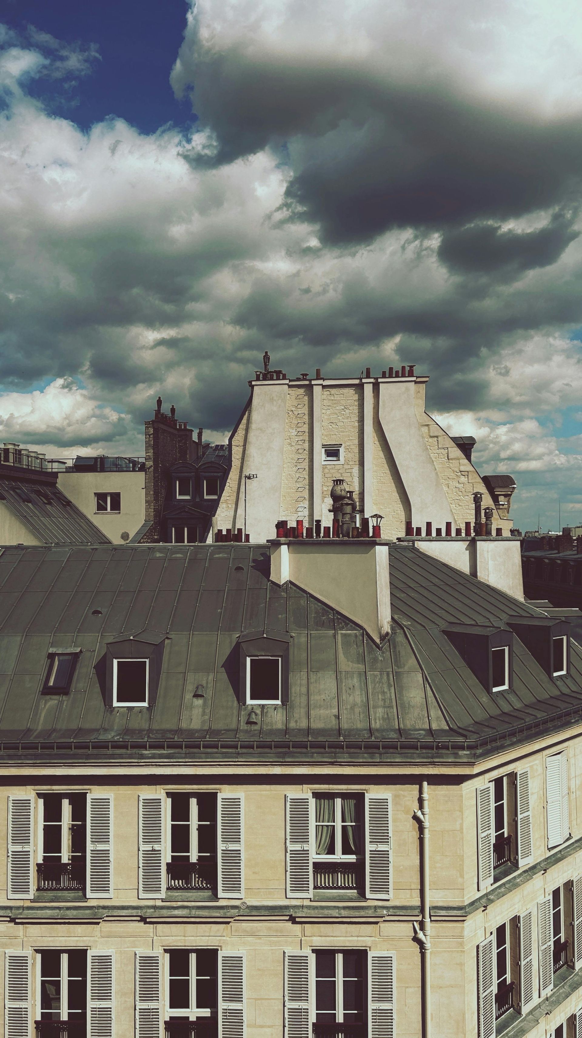 Balle de tennis et raquette sur un court en terre battue, projetant une ombre.