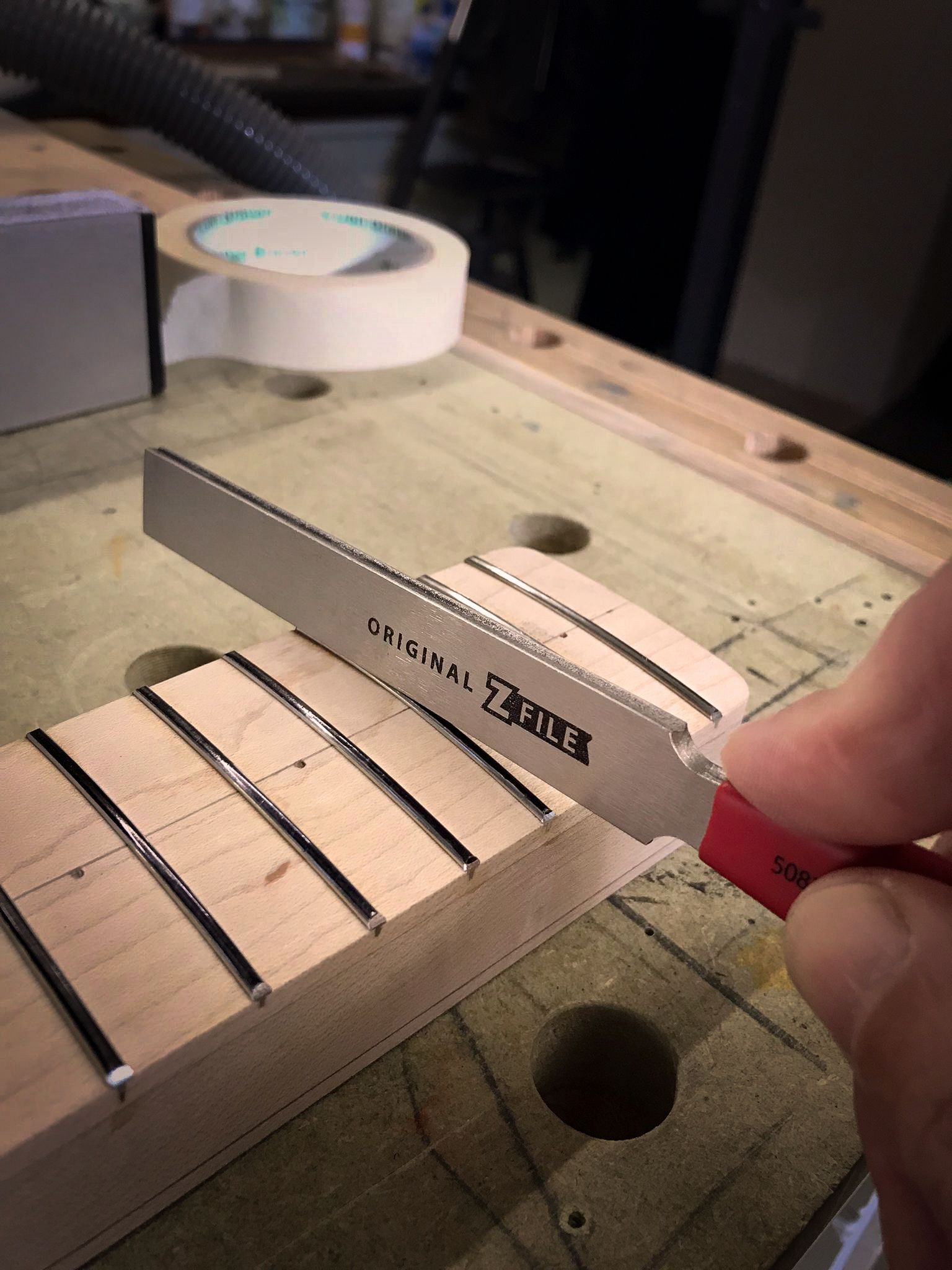 Gitaar frets crown. Het rond zetten van een gitaar fret na het vlakken. Art of Noise Guitars. 