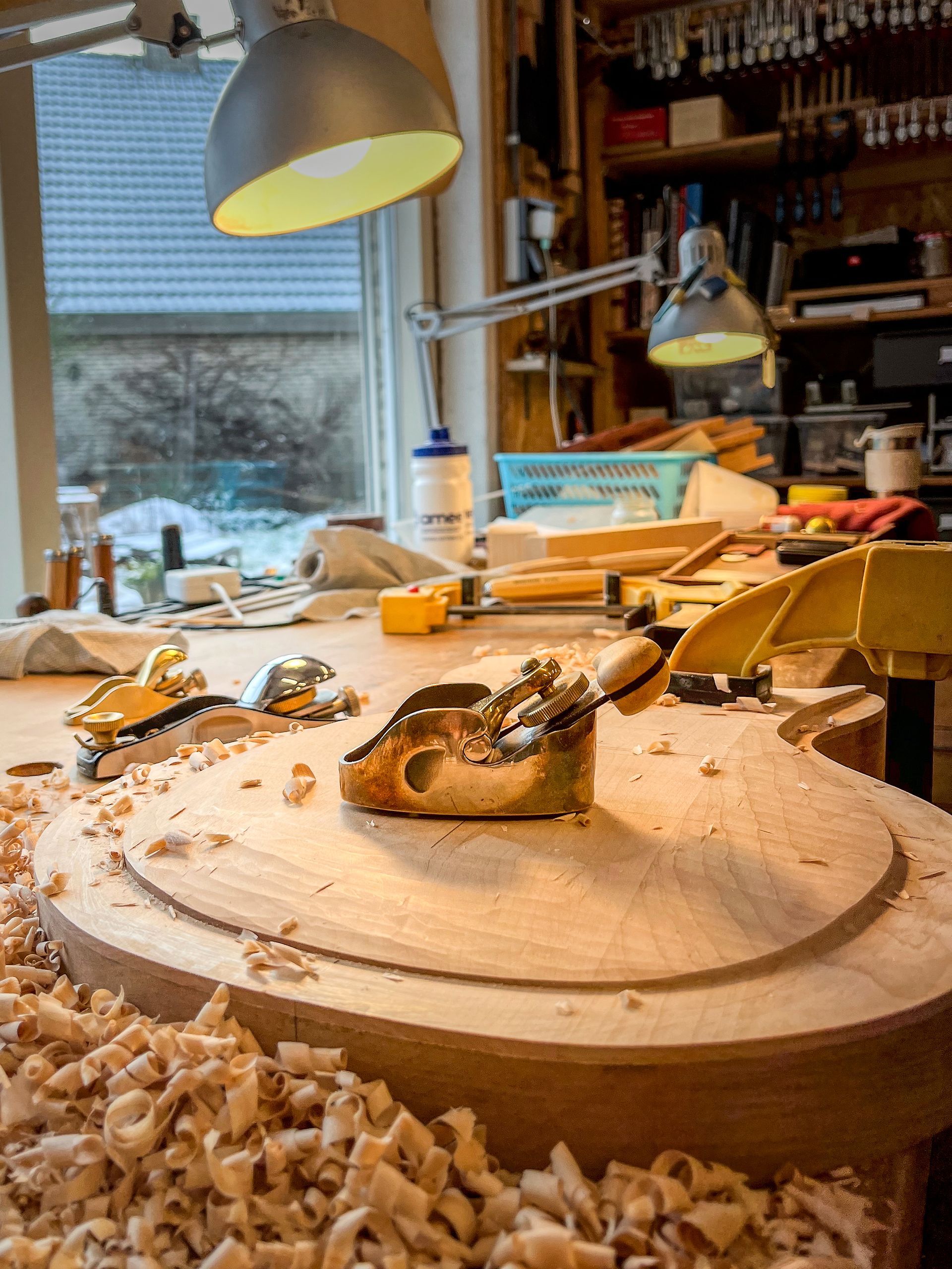 Handschaven gitaartop. Esdoorn gitaartop. Maple guitartop. Vioolbouwersschaafje