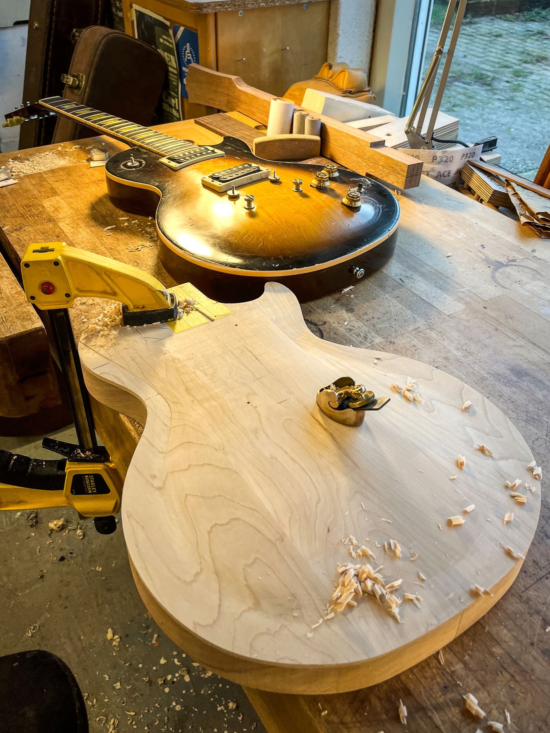 Handschaven gitaartop. Esdoorn gitaartop. Maple guitartop. Vioolbouwersschaafje