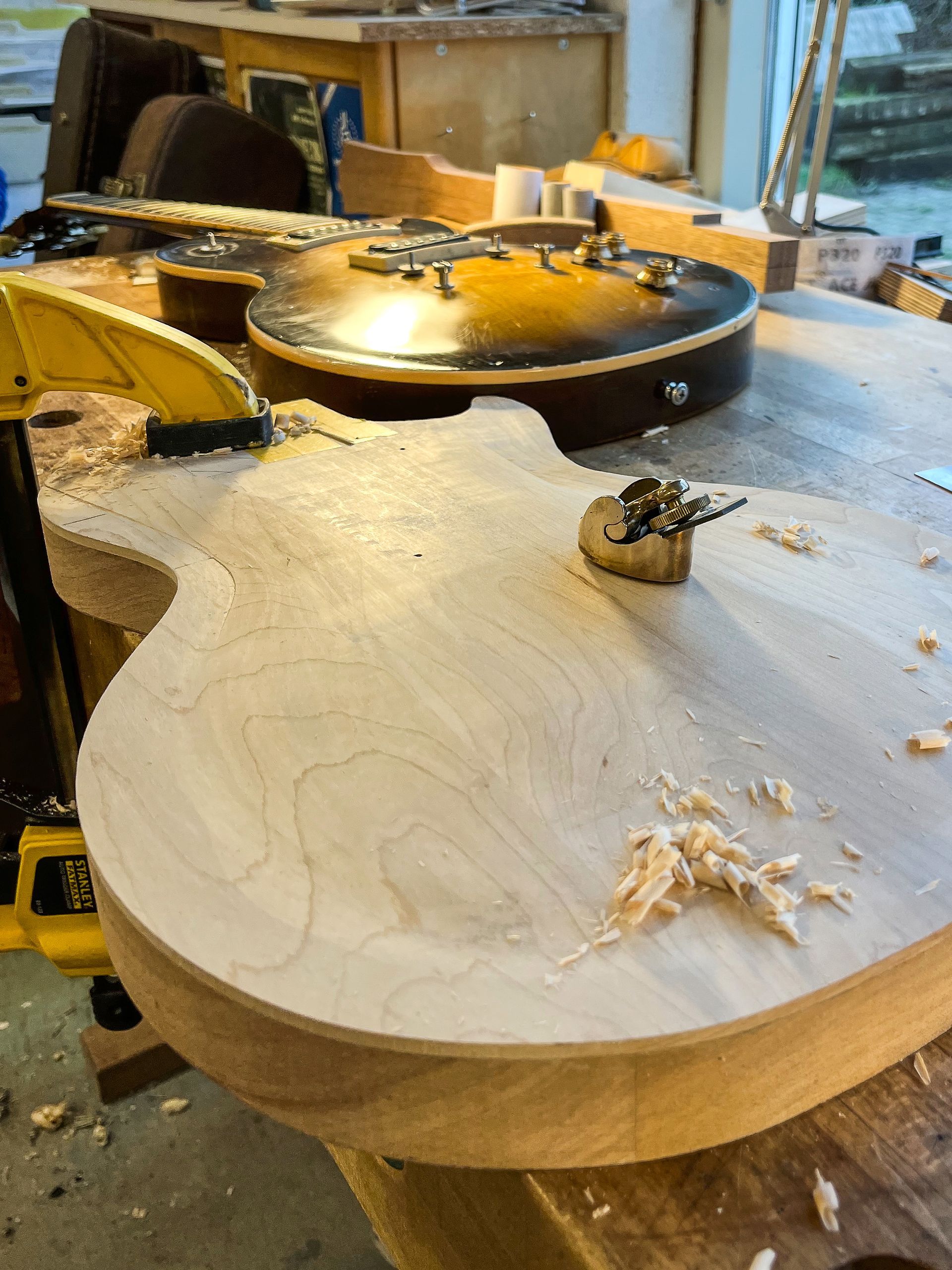 Handschaven gitaartop. Esdoorn gitaartop. Maple guitartop. Vioolbouwersschaafje
