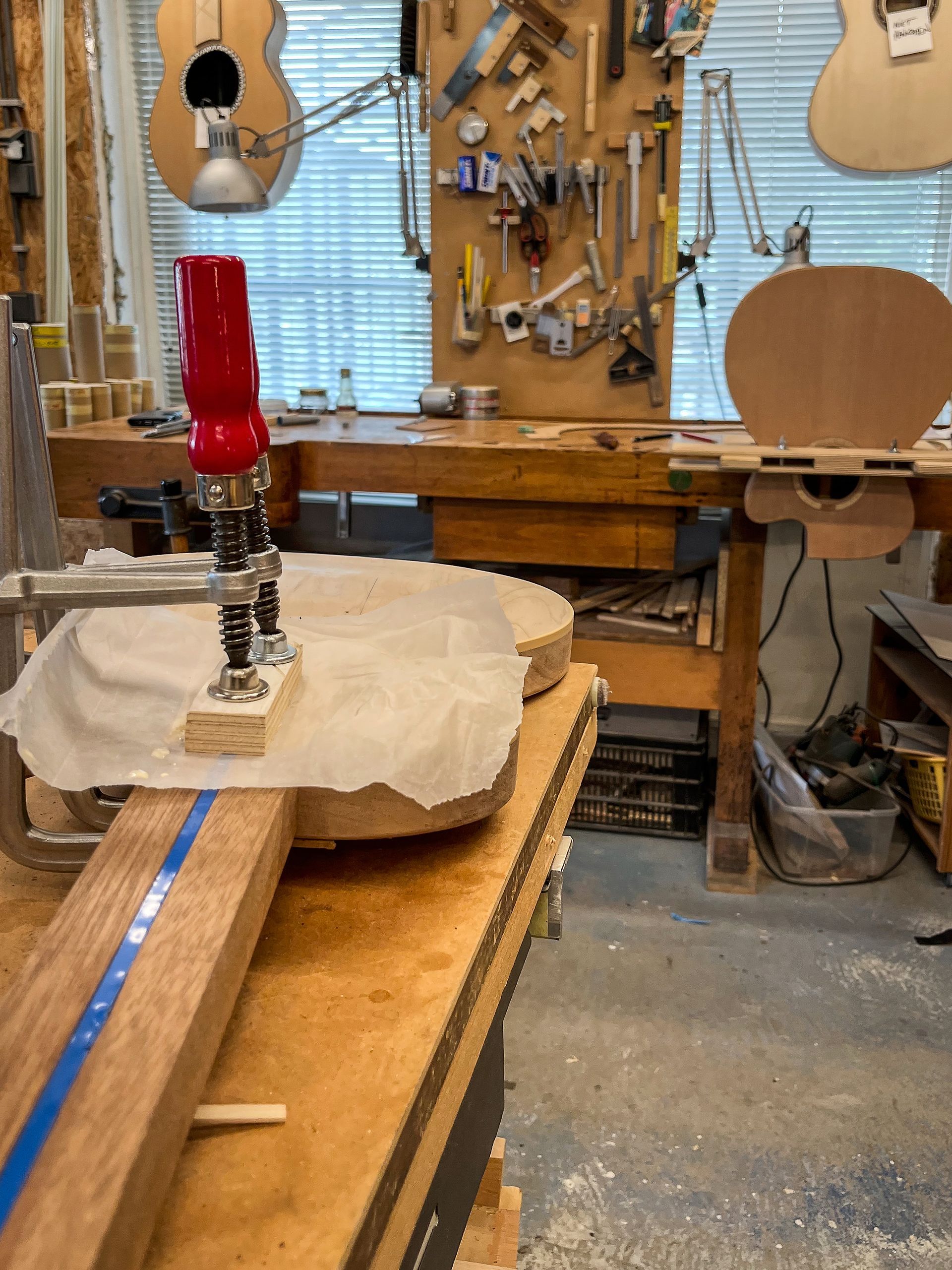 Een gitaar wordt gebouwd in een houtbewerkingswerkplaats. Handgebouwde gitaar. Custom made guitar. Art of Noise Guitars