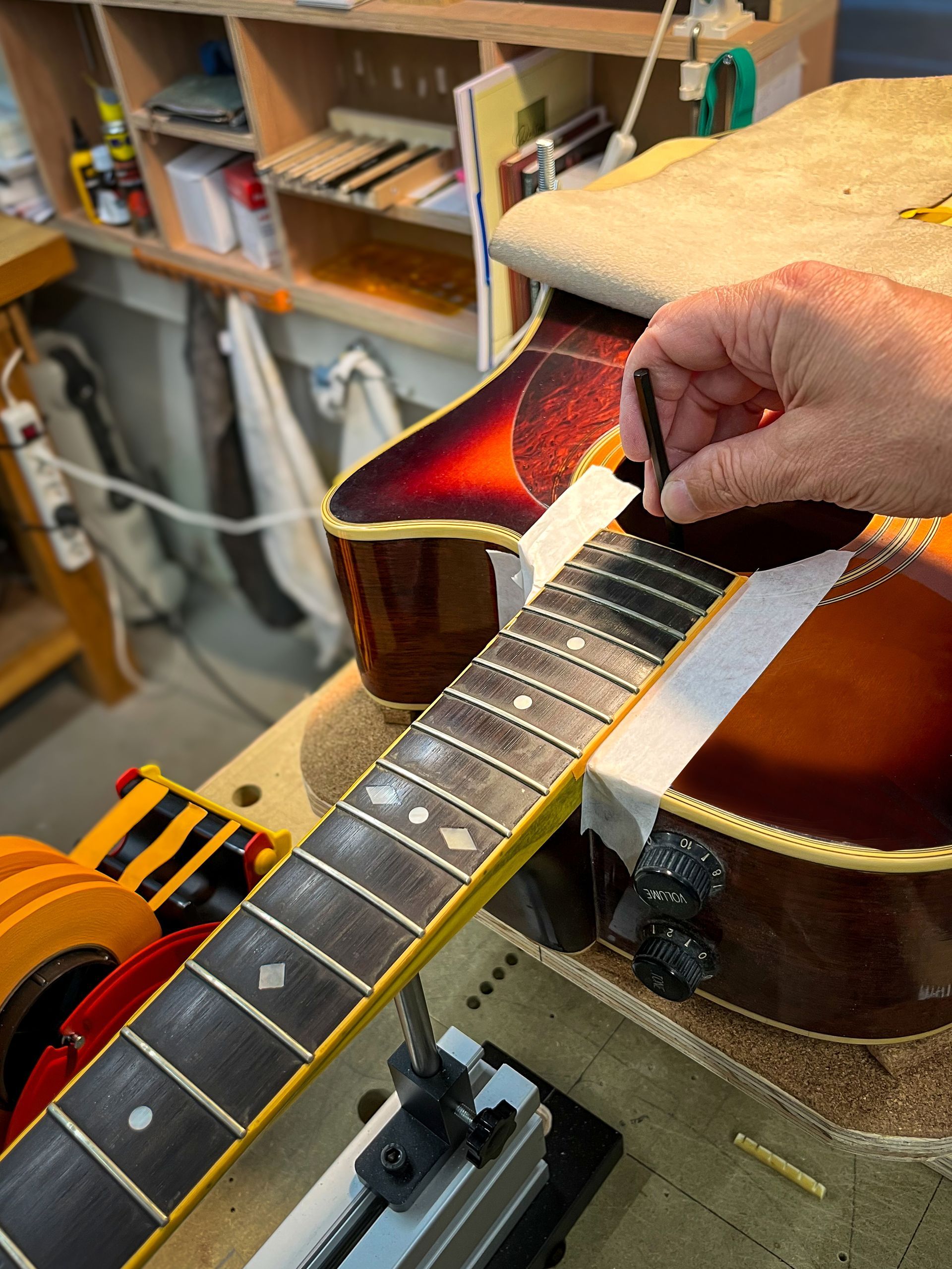 Gitaar reparatie. Het afstellen van de trussrod. Gitaar onderhoud. Art of Noise Guitars