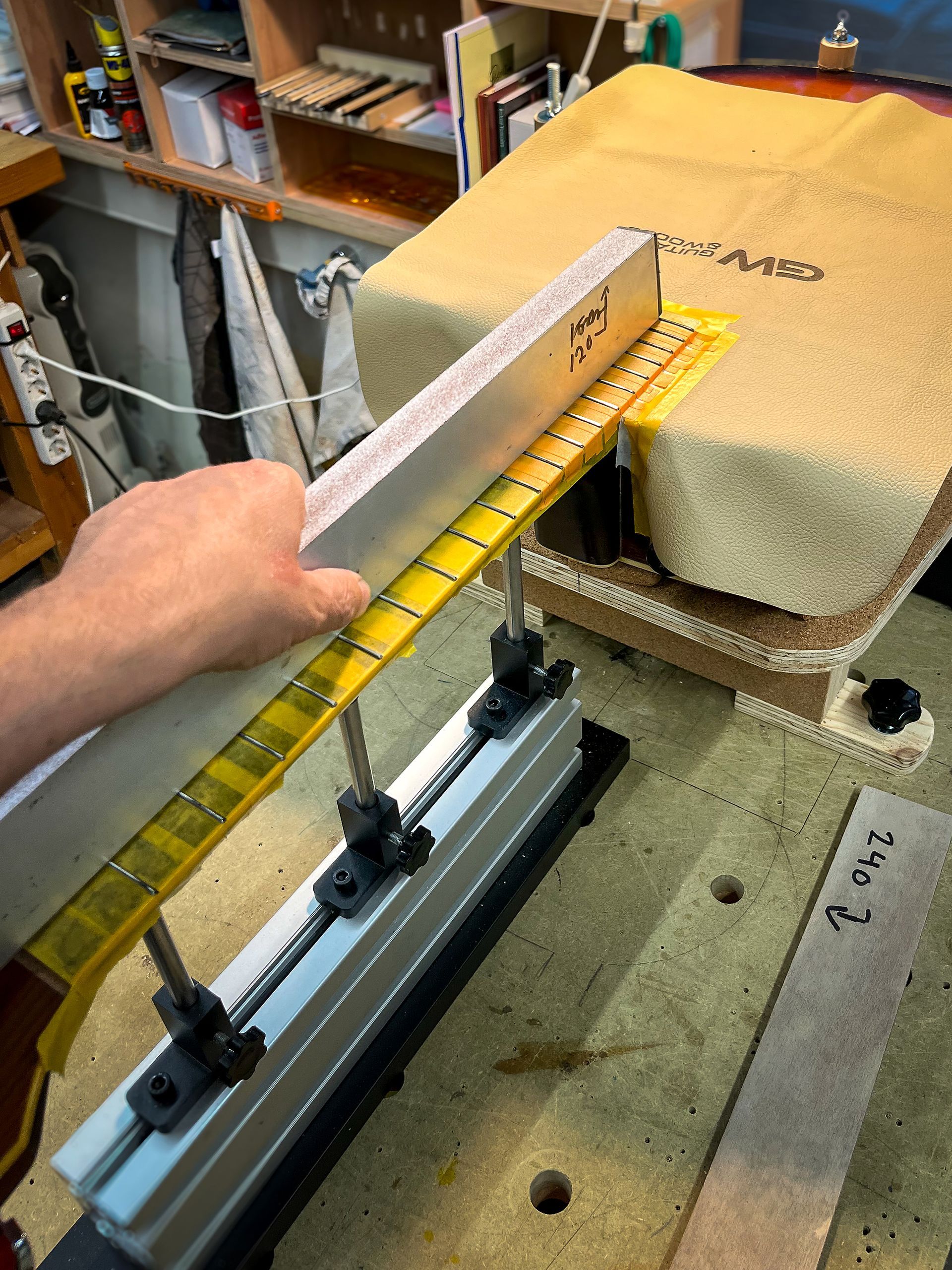 Frets vlakken. Gitaaronderhoud. Art of Noise Guitars