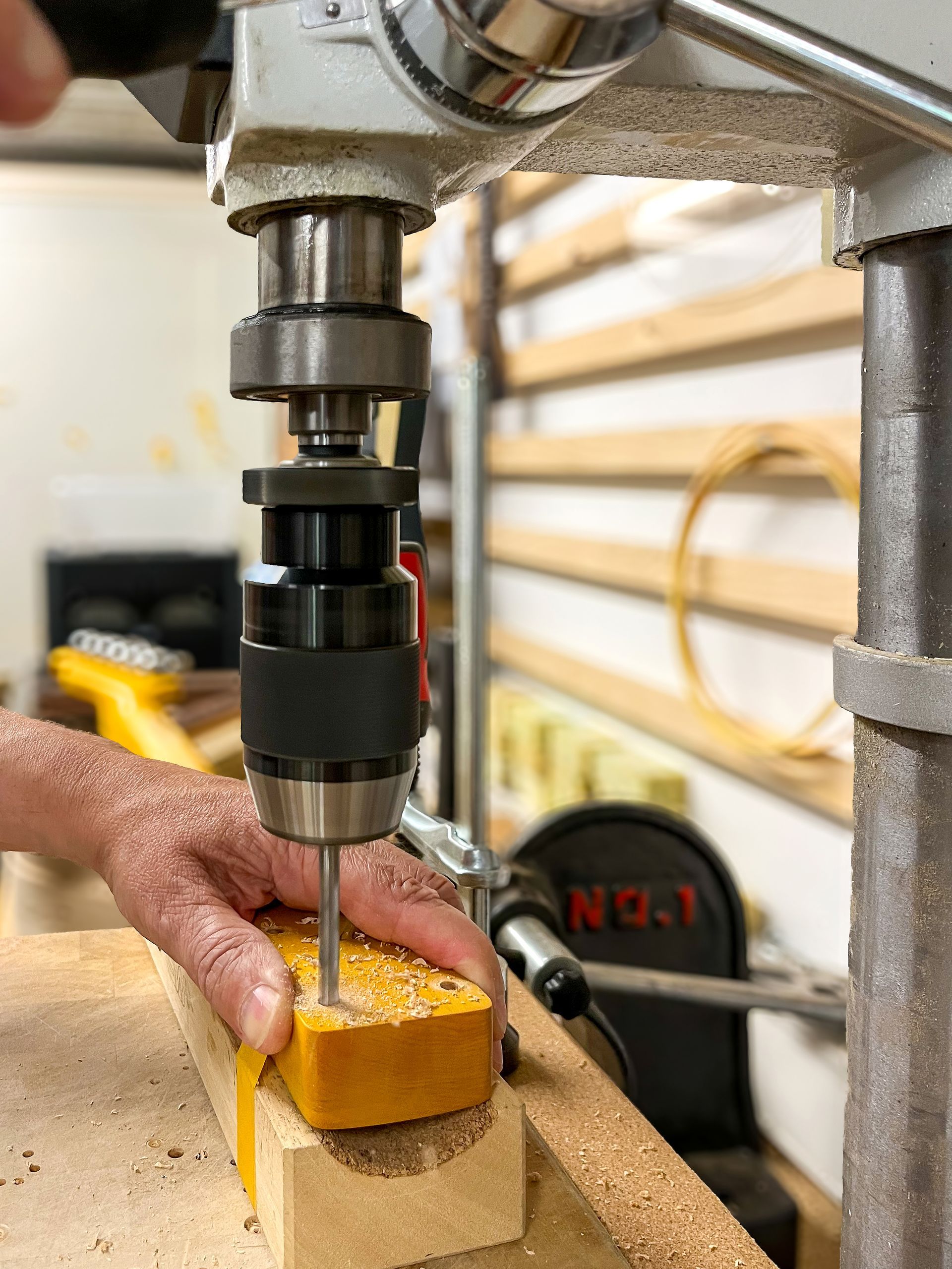 Gitaar reparatie. Nectite gitaar verbinding maken. Inschroefmoer en bout. Art of Noise Guitars