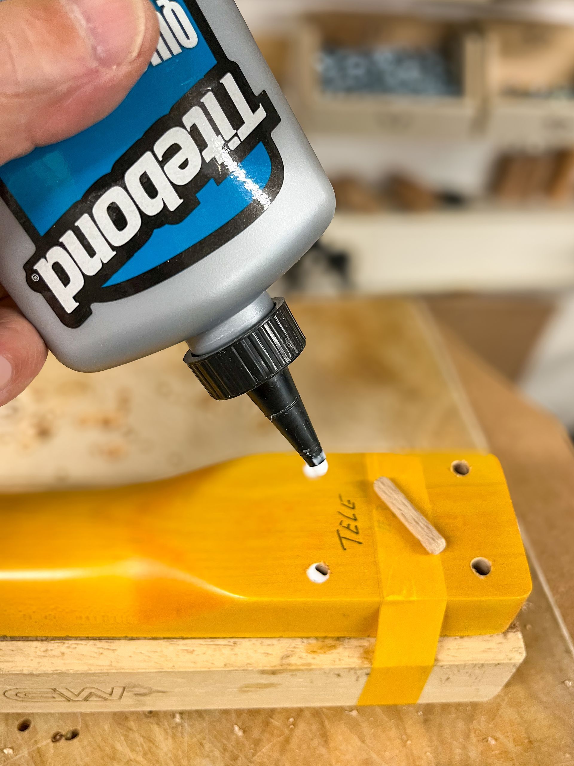 Gitaar reparatie. Nectite gitaar verbinding maken. Inschroefmoer en bout. Art of Noise Guitars