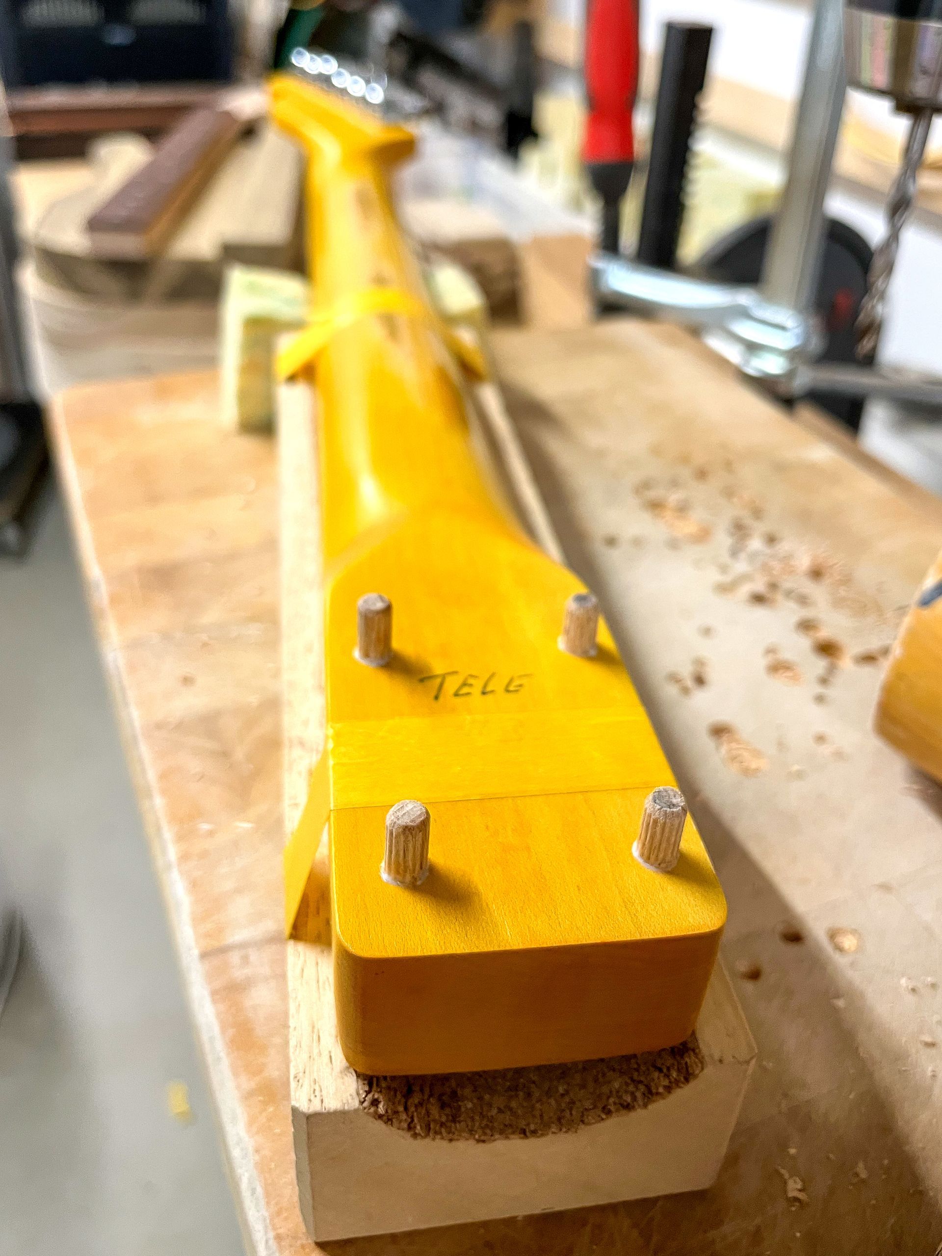 Gitaar reparatie. Nectite gitaar verbinding maken. Inschroefmoer en bout. Art of Noise Guitars