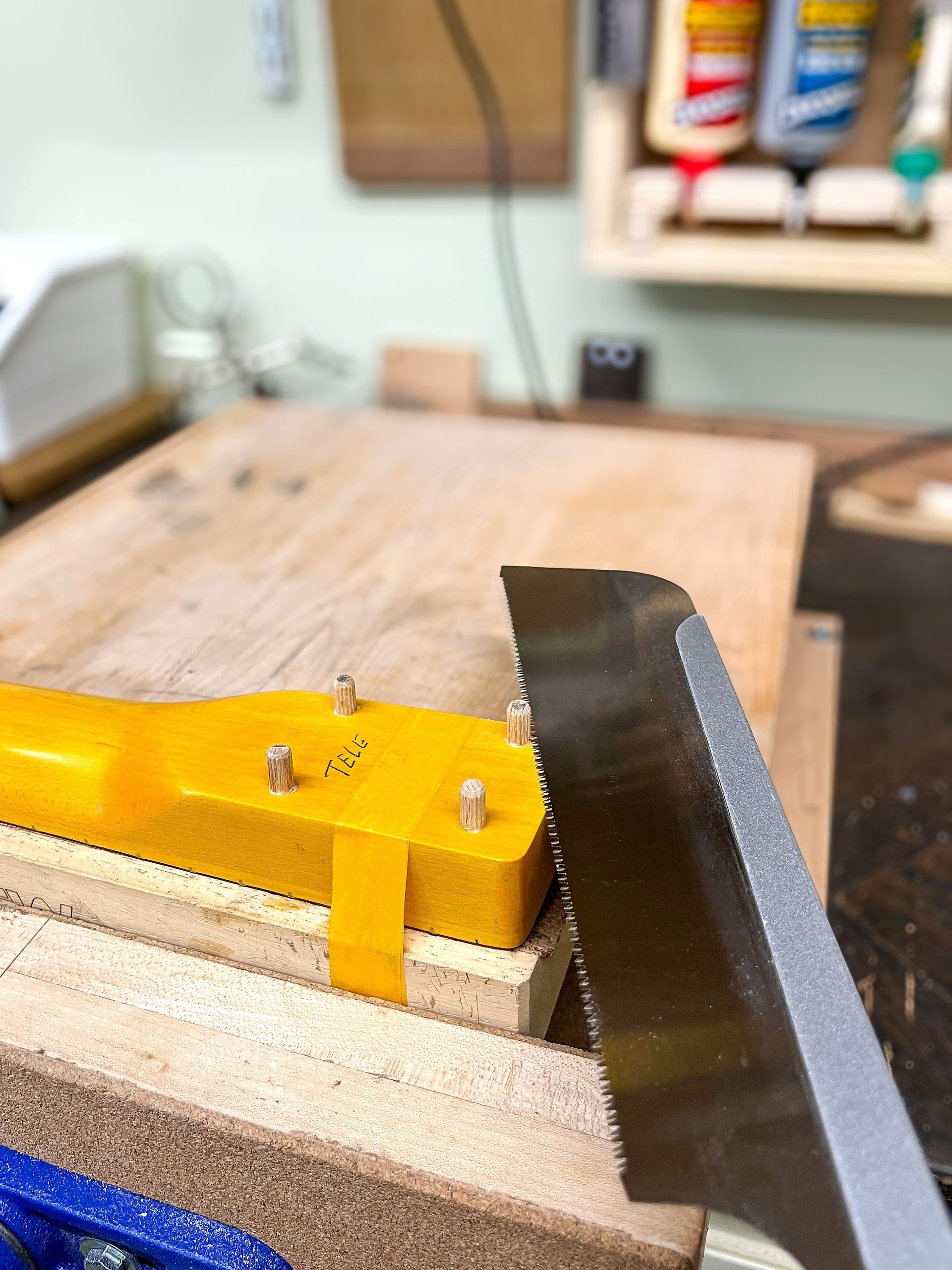 Gitaar reparatie. Nectite gitaar verbinding maken. Inschroefmoer en bout. Art of Noise Guitars