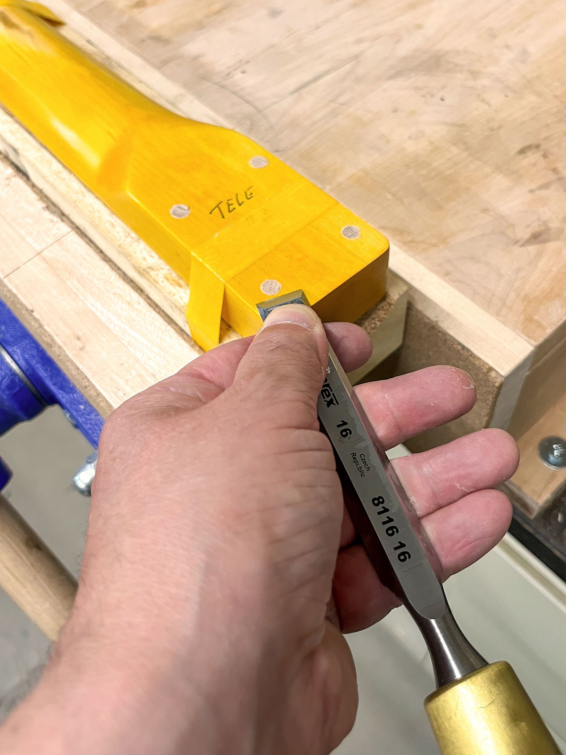 Gitaar reparatie. Nectite gitaar verbinding maken. Inschroefmoer en bout. Art of Noise Guitars