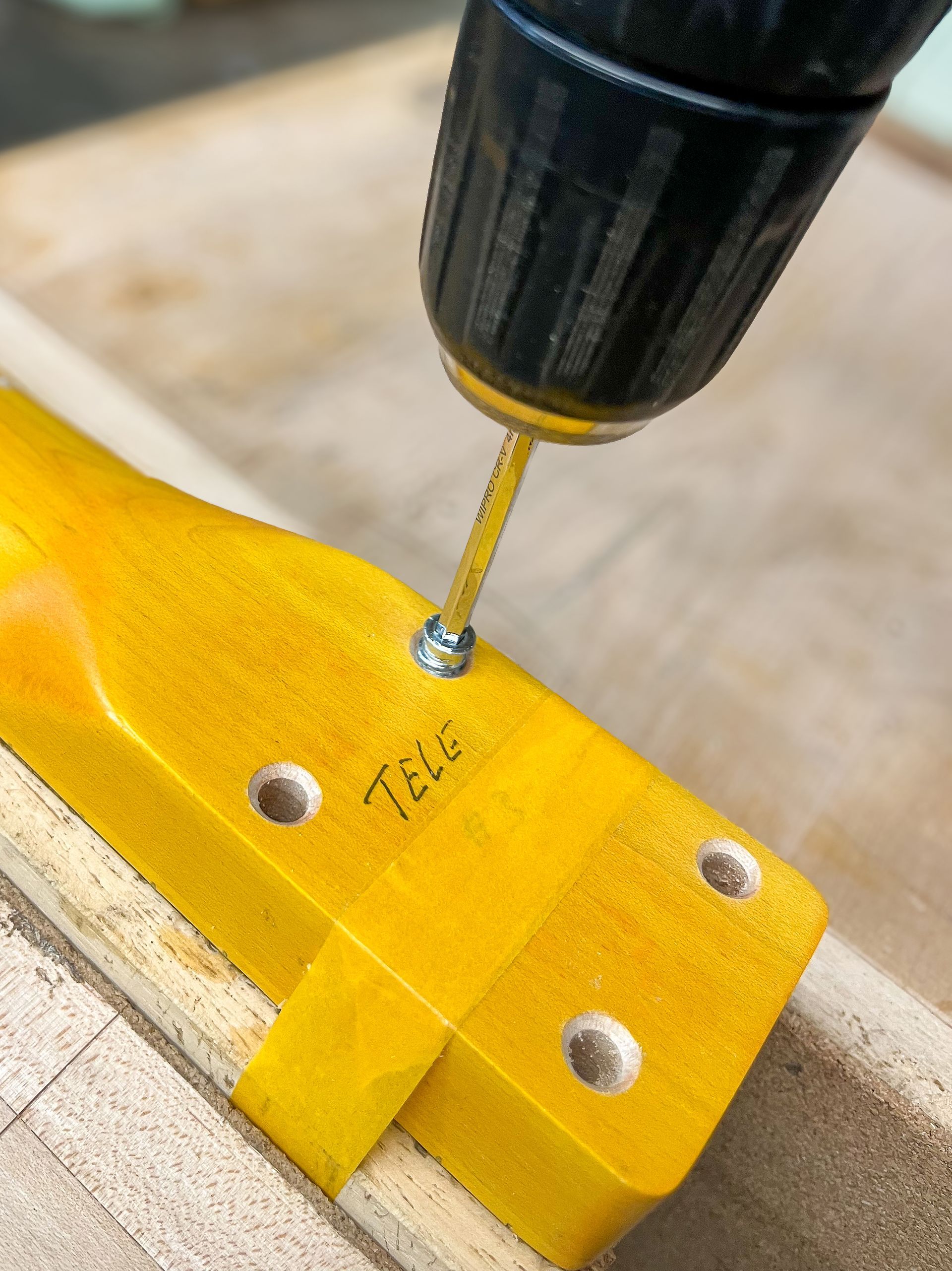 Gitaar reparatie. Nectite gitaar verbinding maken. Inschroefmoer en bout. Art of Noise Guitars