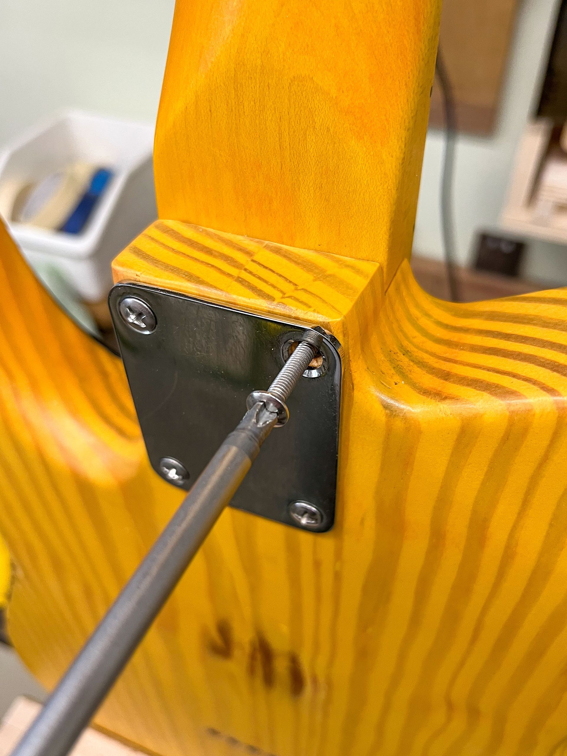 Gitaar reparatie. Nectite gitaar verbinding maken. Inschroefmoer en bout. Art of Noise Guitars