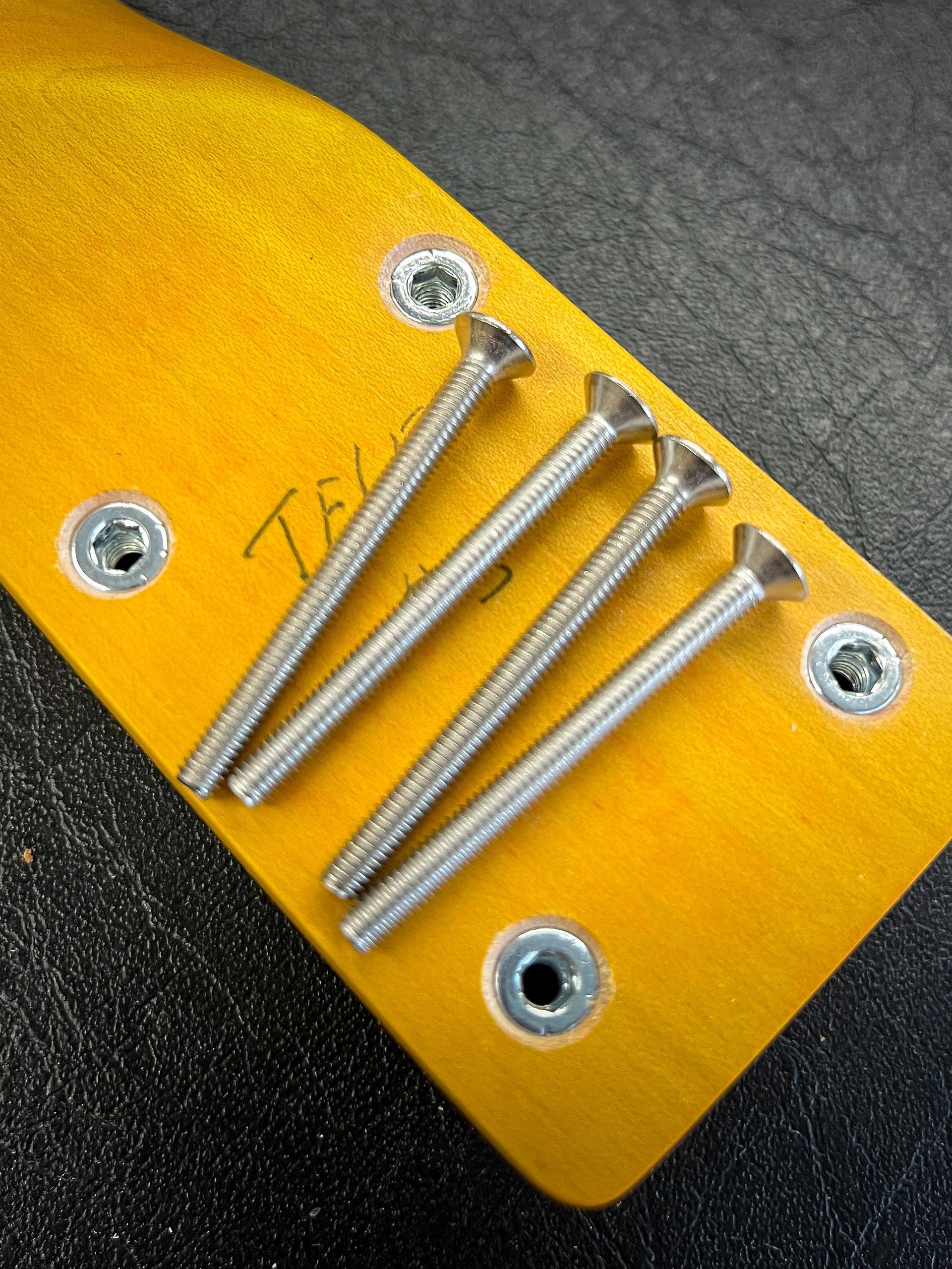 Gitaar reparatie. Nectite gitaar verbinding maken. Inschroefmoer en bout. Art of Noise Guitars