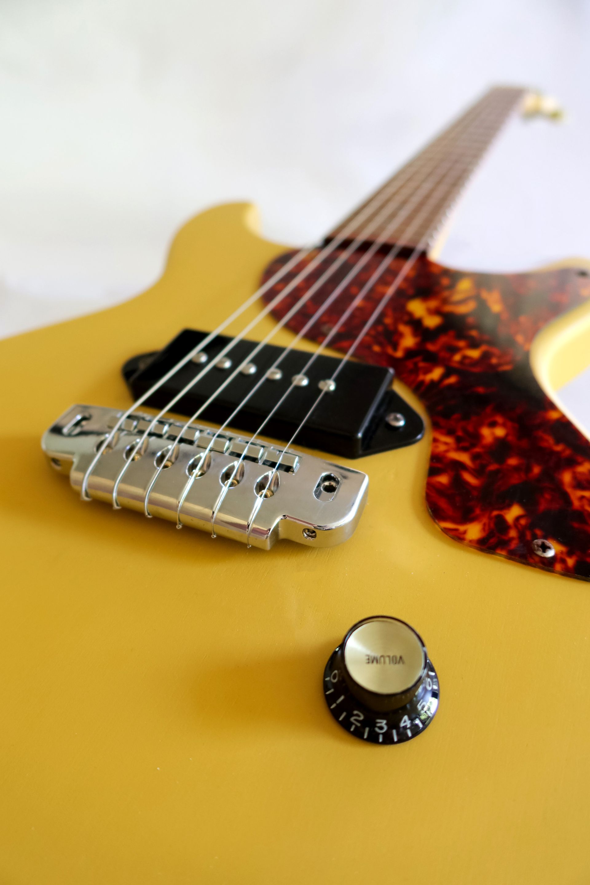 Een close-up van een gitaar met een knop erop