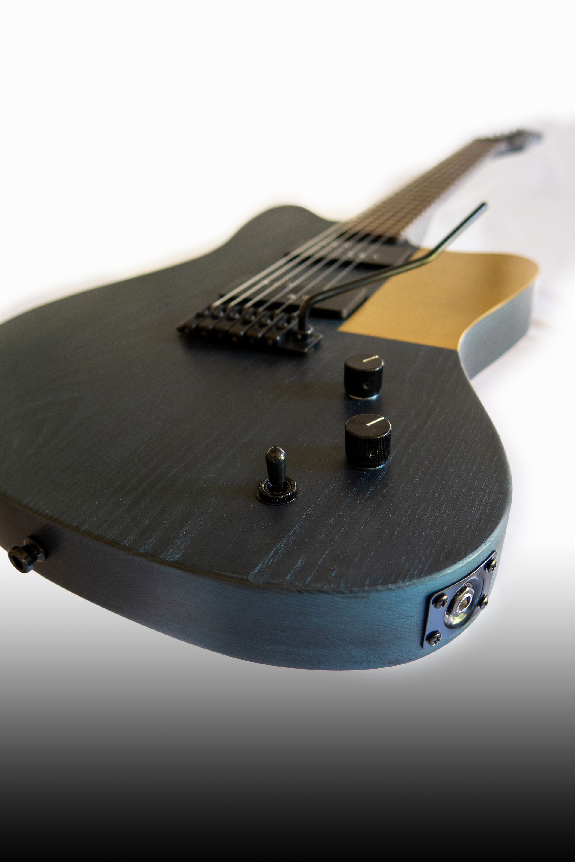 Blauw / groene elektrische gitaar op een wit oppervlak. Handgebouwde gitaar. Messing slagplaat . Art of Noise Guitars