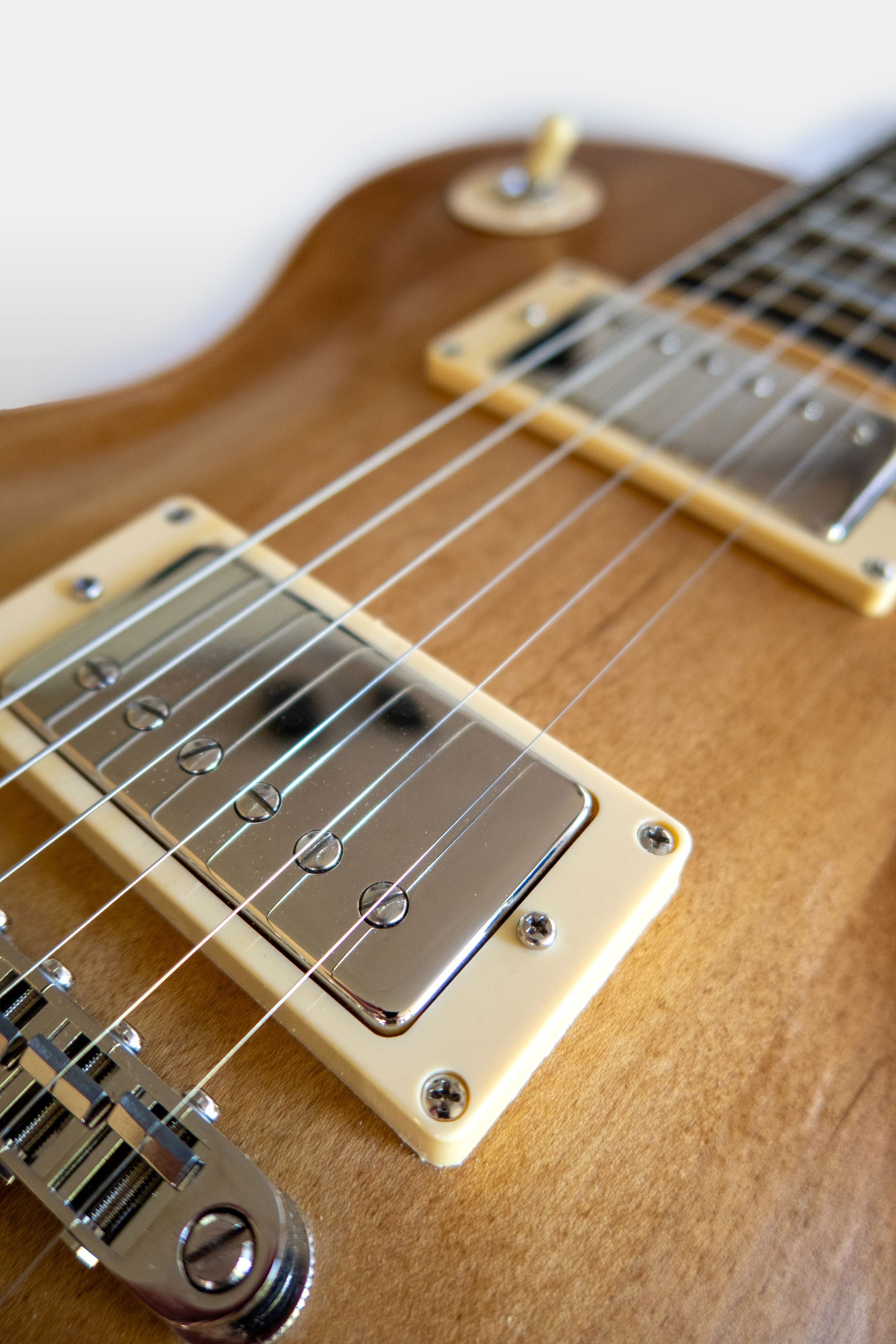 Een close-up van de pickups en snaren van een gitaar