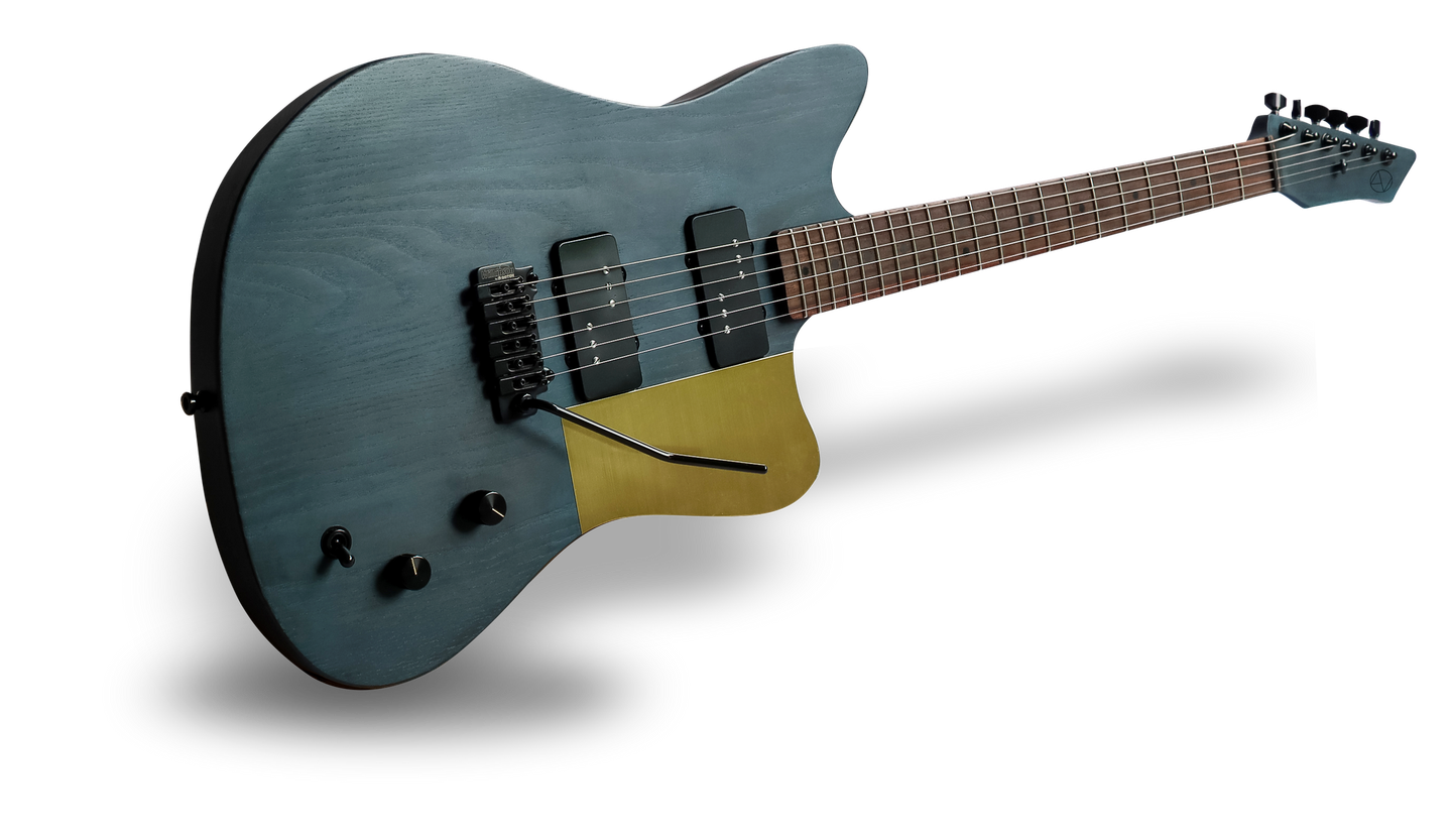 Een blauwe gitaar met messing detail. Messing slagplaat. Art of Noise Guitars. Handgebouwde gitaar met Tremelo