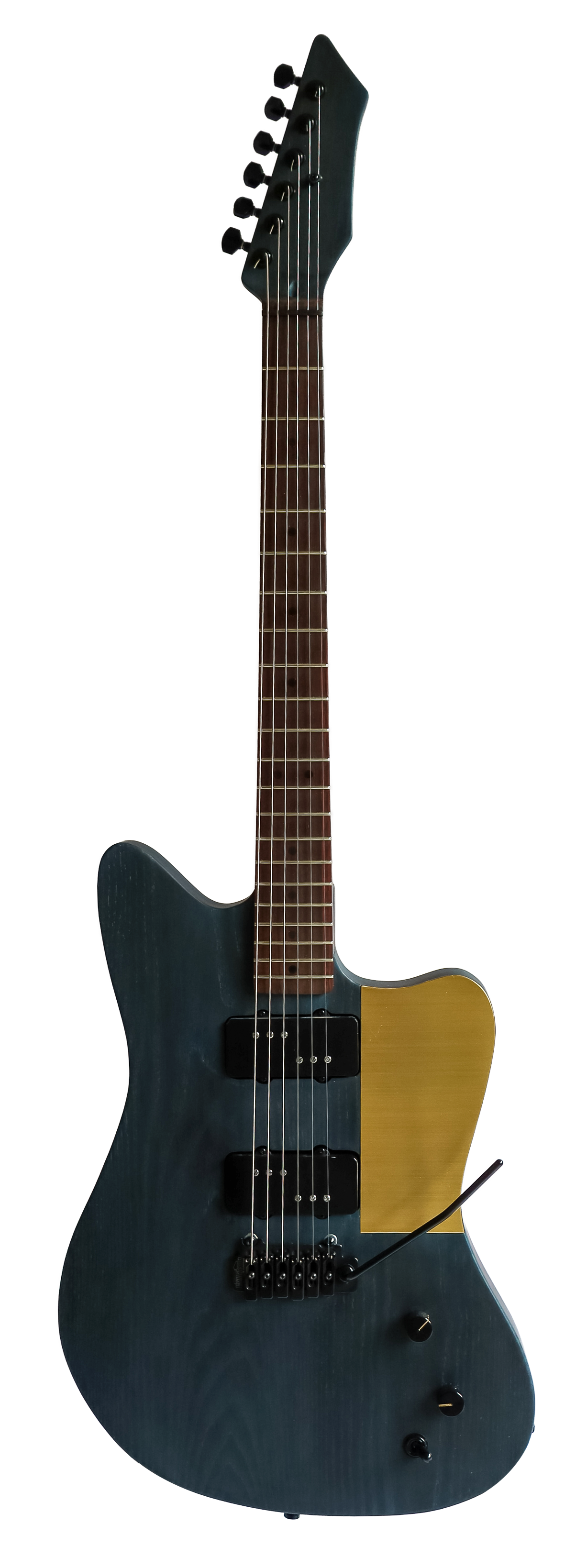 Een blauw / groene elektrische gitaar met een messing slagplaat op een witte achtergrond.