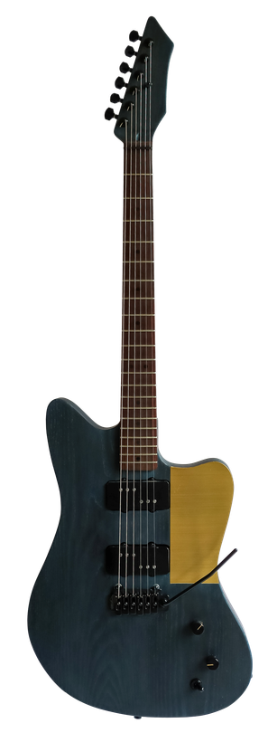 Een blauwe gitaar met messing detail. Messing slagplaat. Art of Noise Guitars. Handgebouwde gitaar met Tremeloachtergrond.