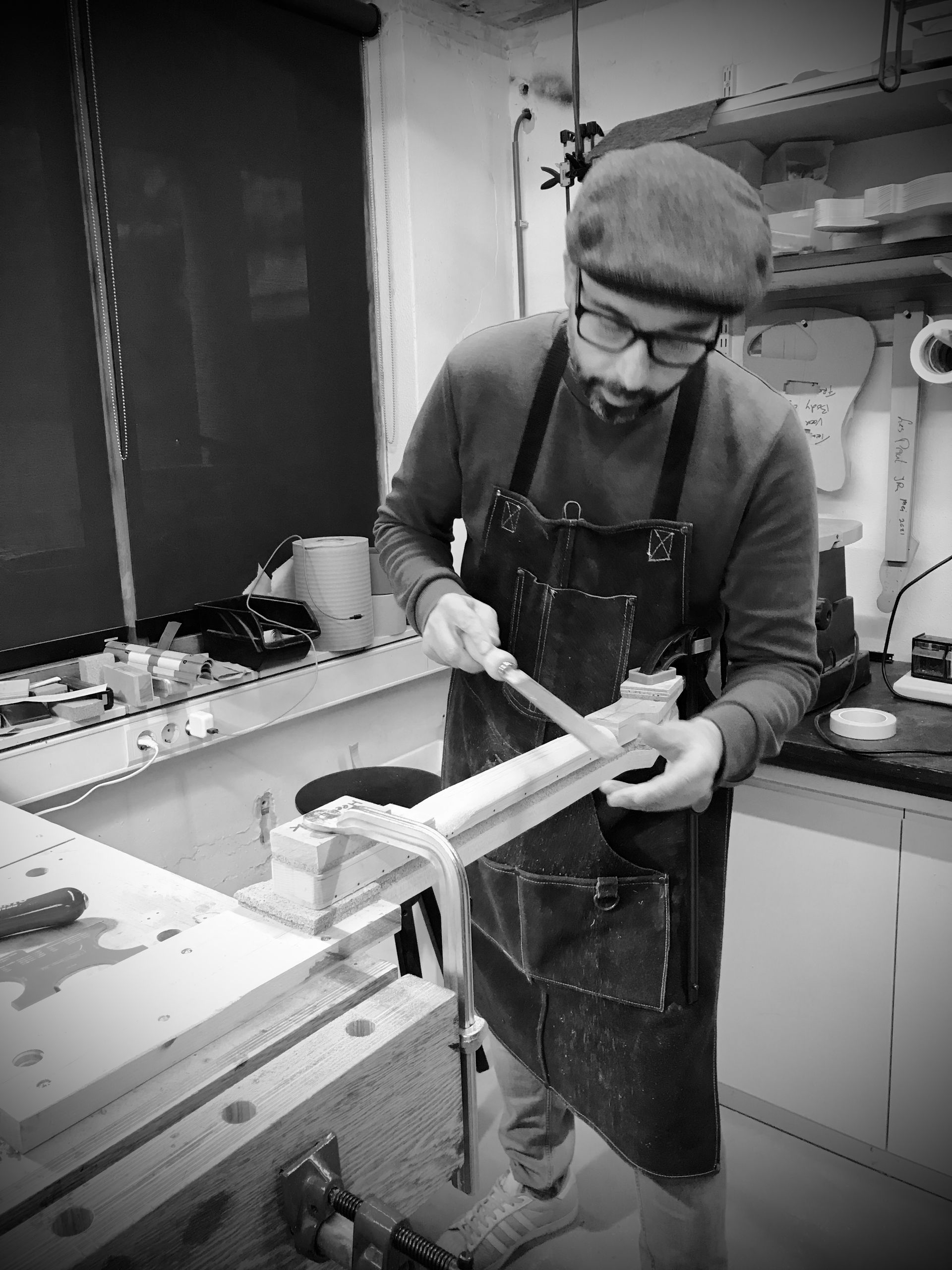 Handcarving guitar neck. Custom made guitar. Ambacht. Art of Noise Guitars