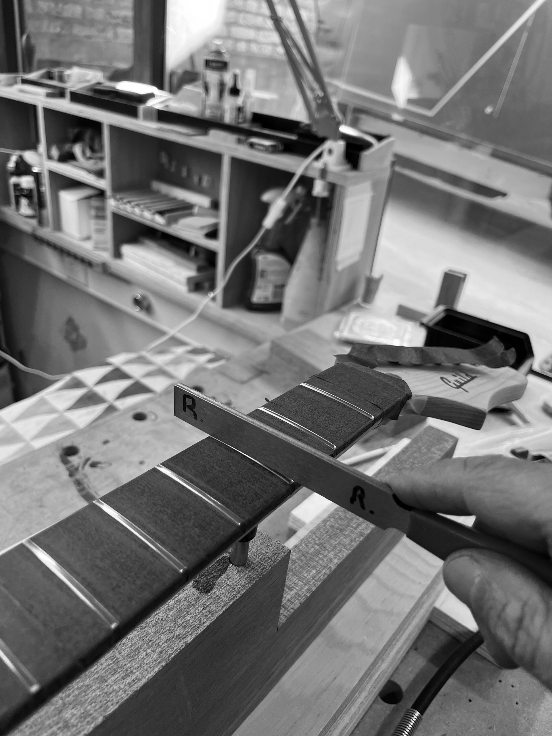 Gitaar frets crown. Het rond zetten van een gitaar fret na het vlakken. Art of Noise Guitars