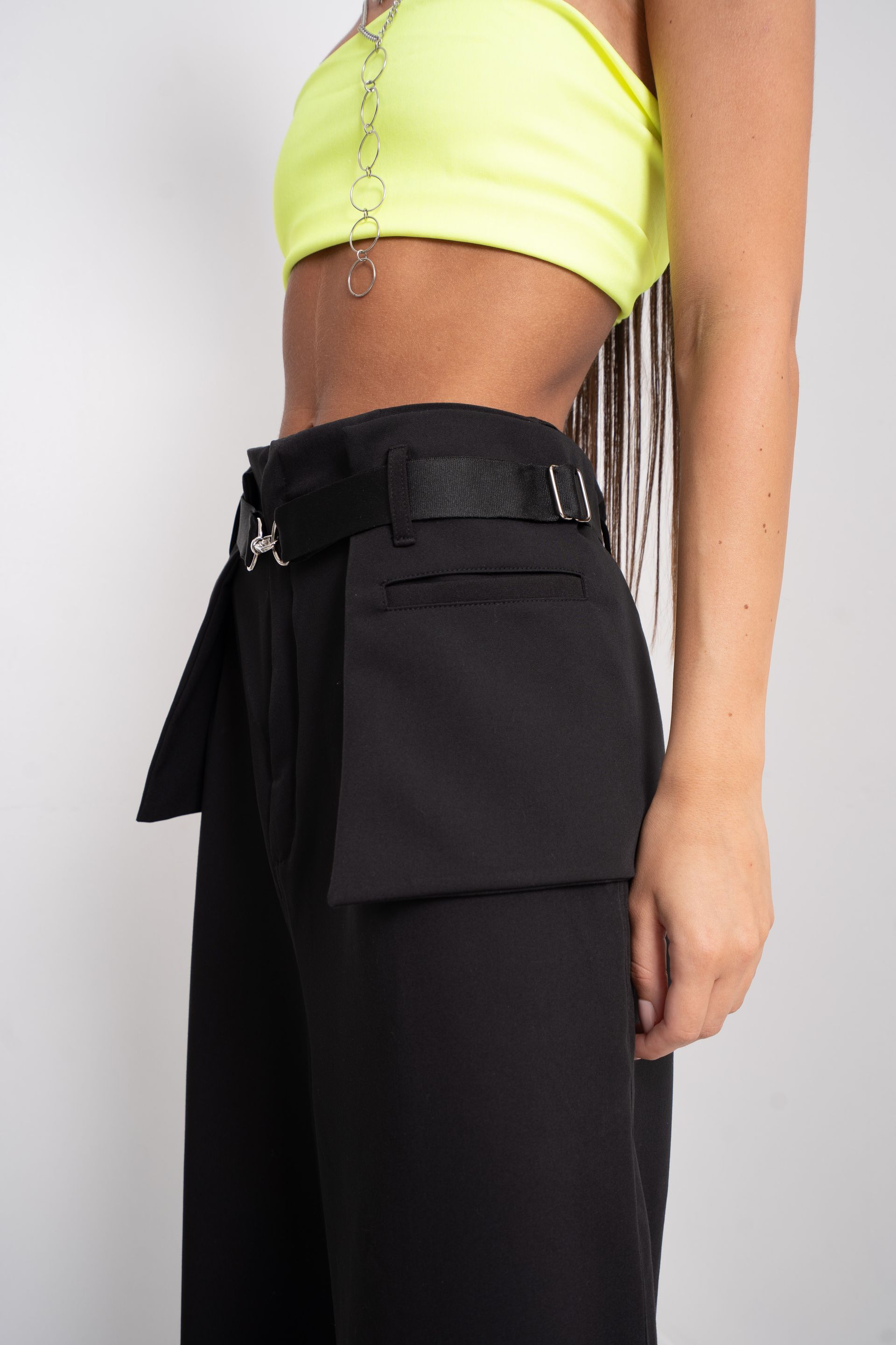 Una mujer con una camiseta amarilla