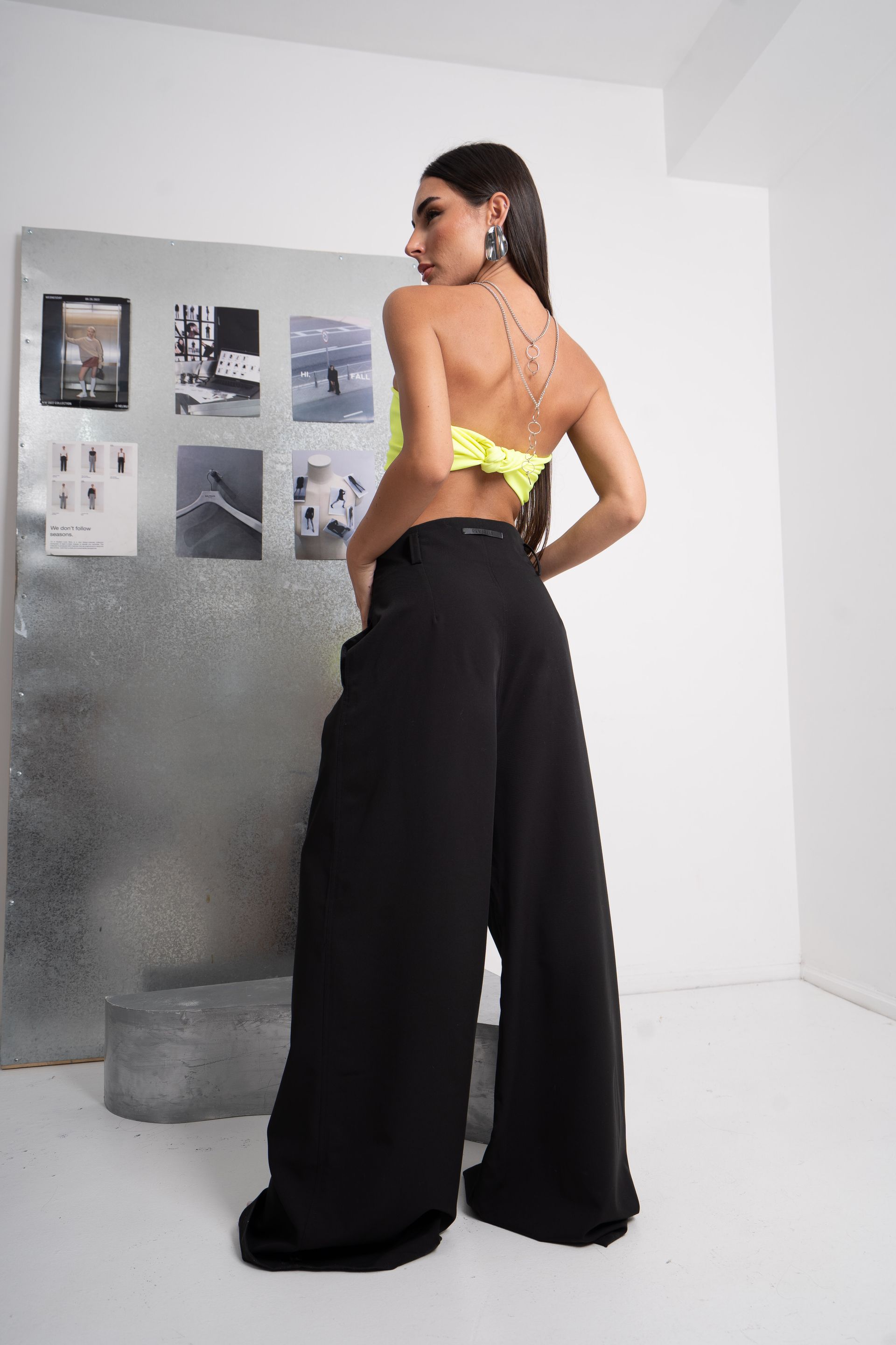 Una mujer con una camiseta amarilla