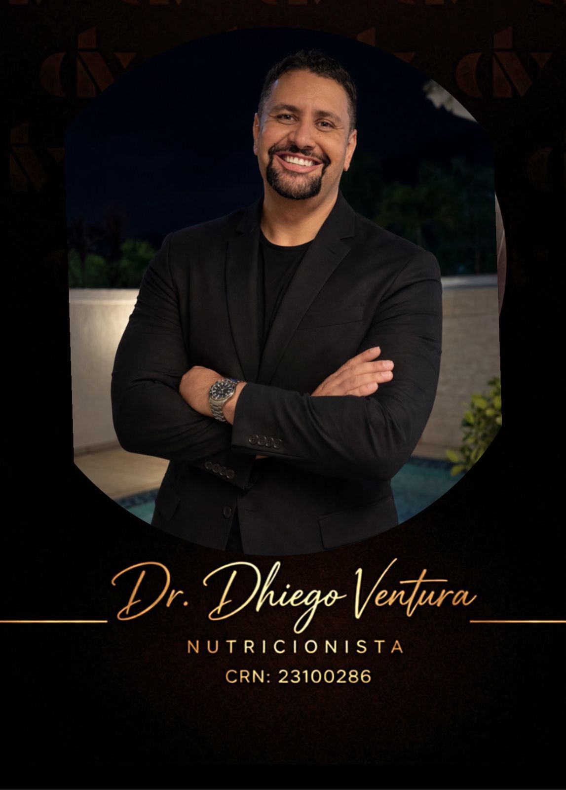 Retrato profissional do nutricionista Dr. Dhiego Ventura, sorrindo com os braços cruzados contra um fundo escuro e elegante.