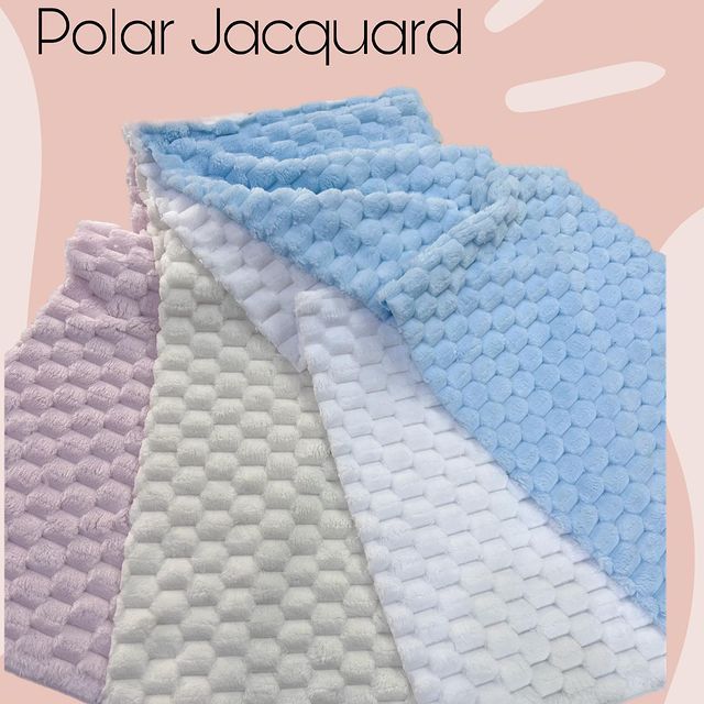 Una manta de jacquard polar está apilada una encima de la otra