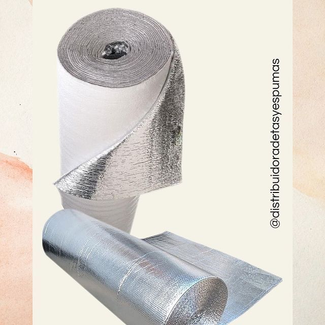 Dos rollos de papel de aluminio están uno al lado del otro sobre una superficie blanca.