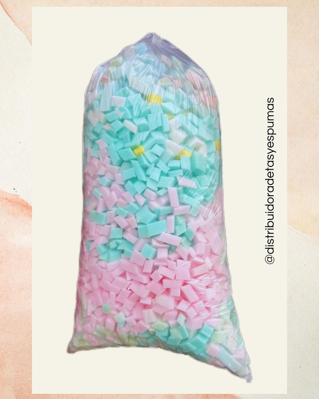Una bolsa de cubos de espuma de color rosa y azul sobre un fondo blanco