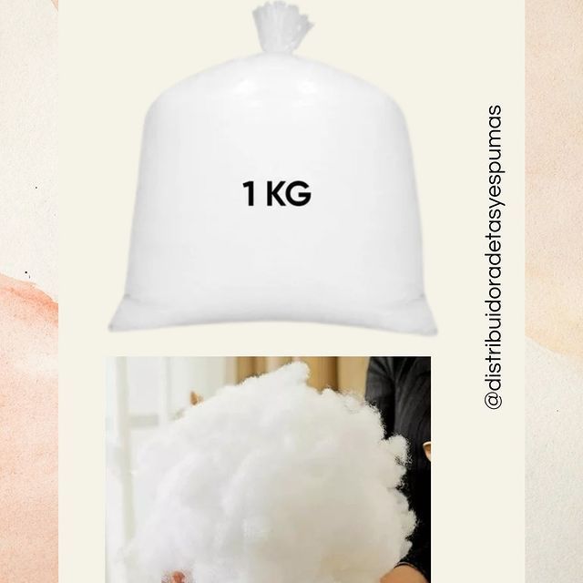 Una bolsa blanca de relleno que dice 1 kg