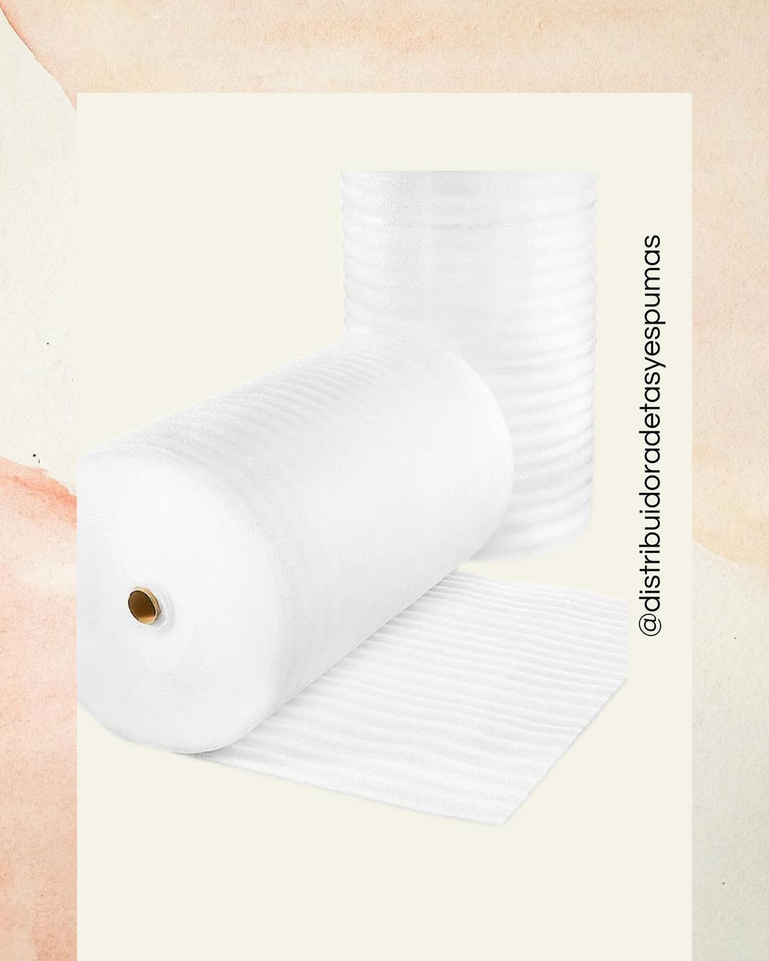 Sobre una mesa hay un rollo de espuma blanca.