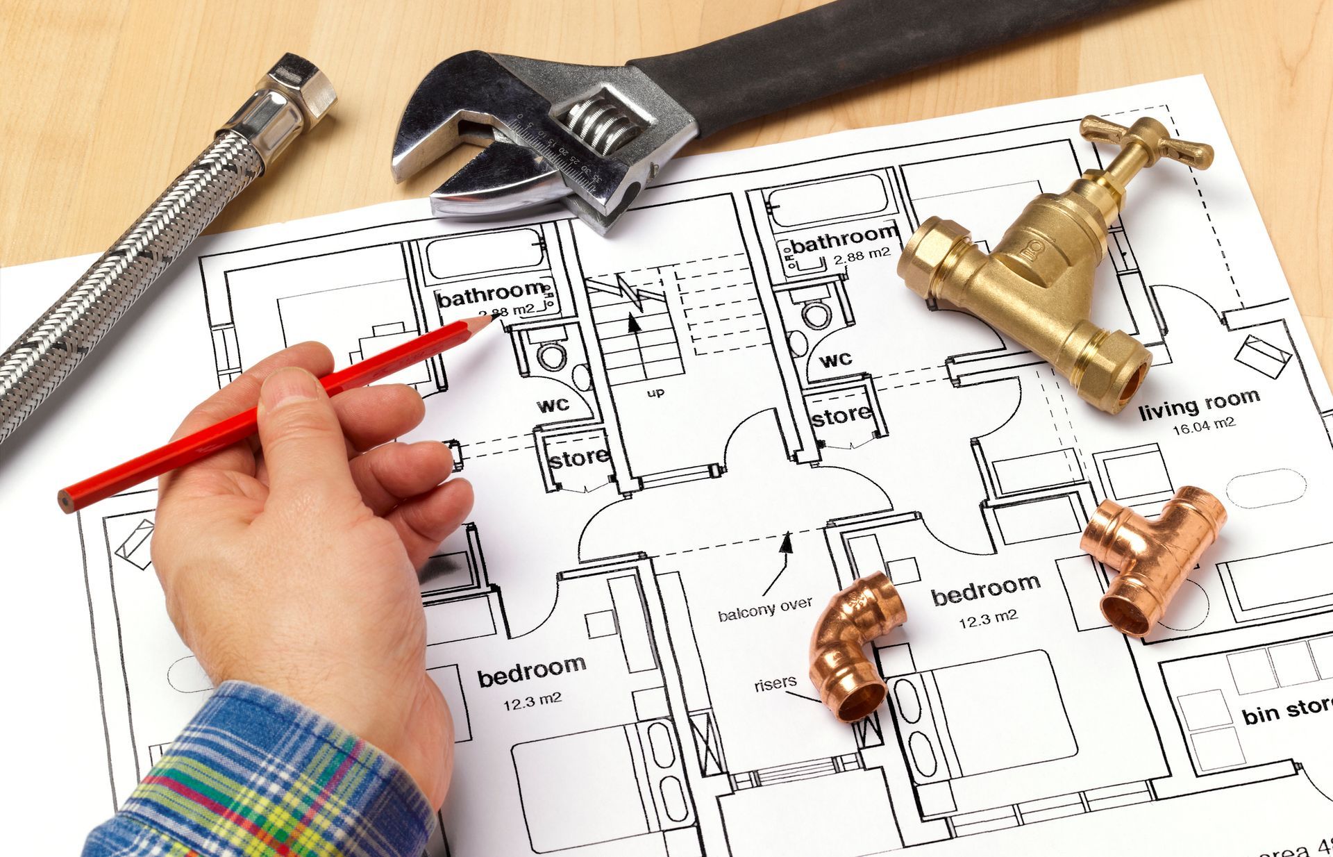 Una persona sta disegnando una planimetria con una matita