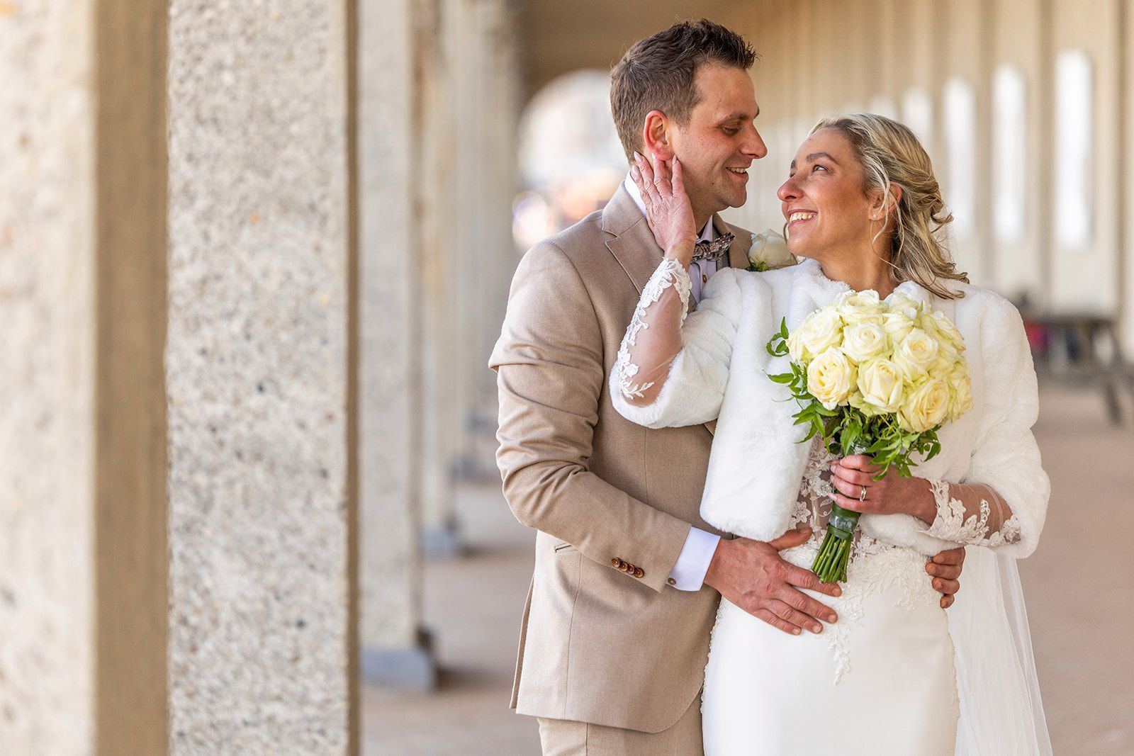 Huwelijksreportage van het koppel in oostende aan het Therme Palace