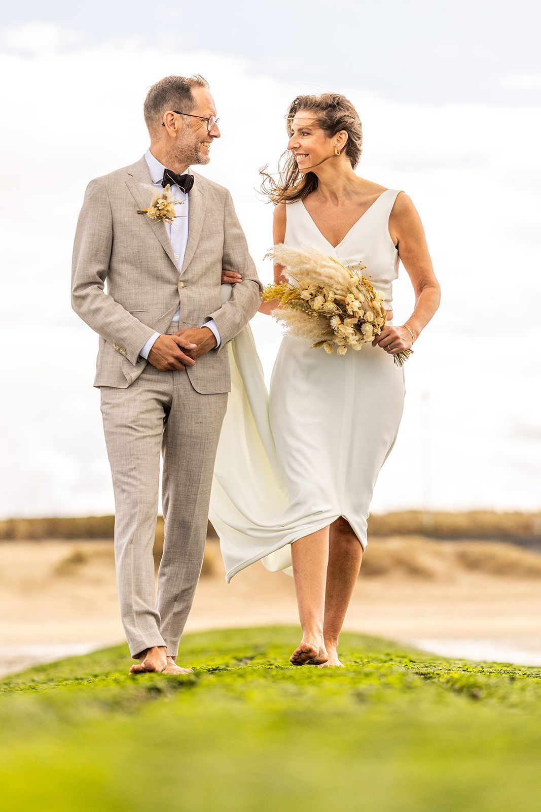 Trouwringen in het midden van een lichtroze, crèmekleurige bloem.